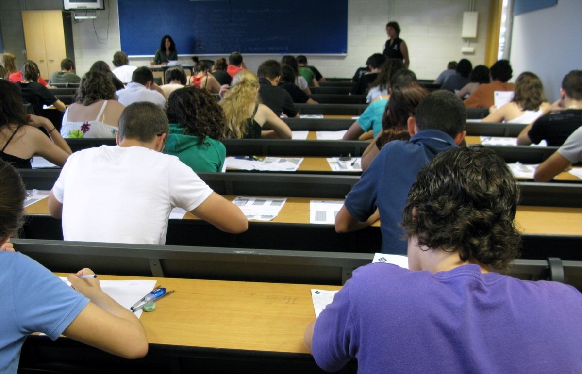 Alumnes fent la prova d'accés a la universitat. FOTO: Cedida