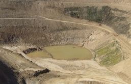 El forat als terrenys de l'argilera Almar té la mida d'un estadi de futbol FOTO: A. Ribera