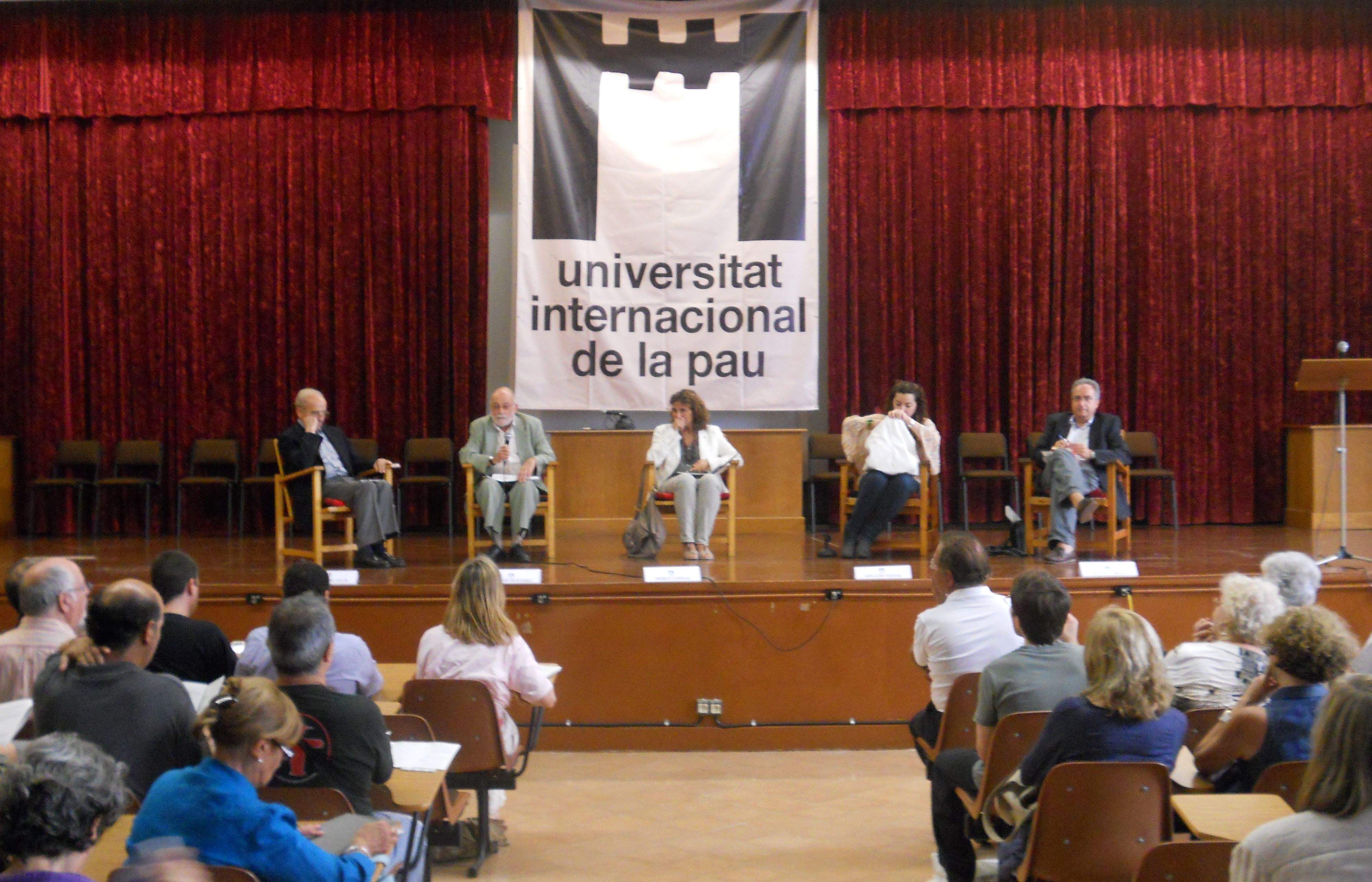 Moment en el que s'ha inaugurat el curs d'estiu de la Unipau 2011. FOTO: M. Sagalés