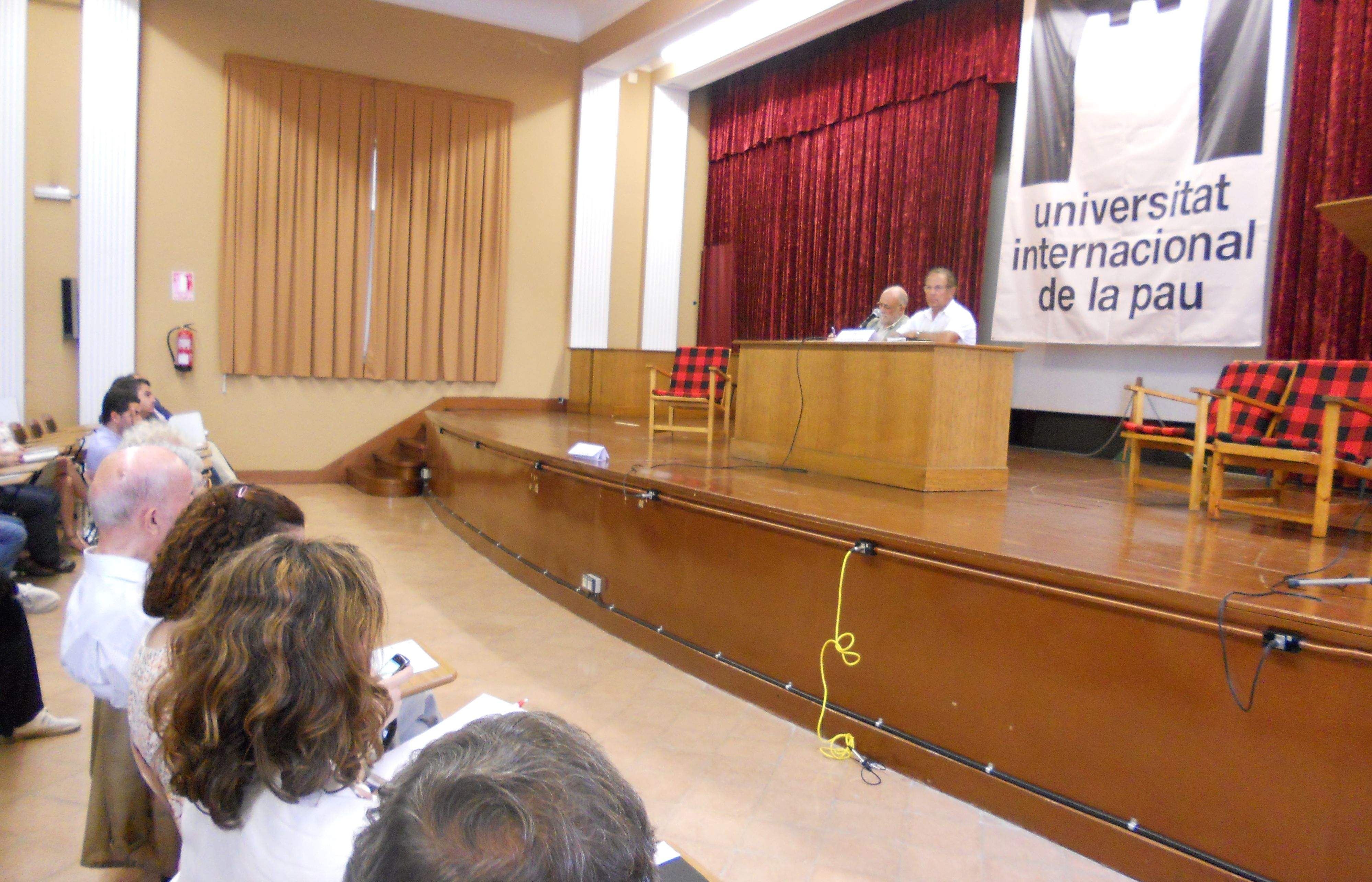 El professor Bichara Khader ha fet la sessió inaugural parlant del les onades democràtiques en el món àrab. FOTO: A. Ribera