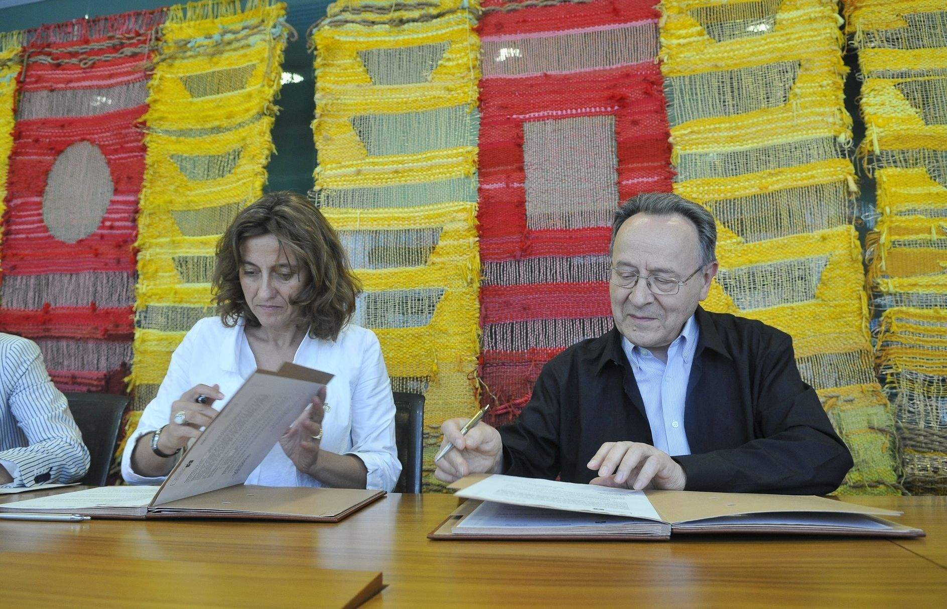 Conesa i Blanquer signant el conveni a la Sala Ginesta de l'Ajuntament. FOTO: Localpress