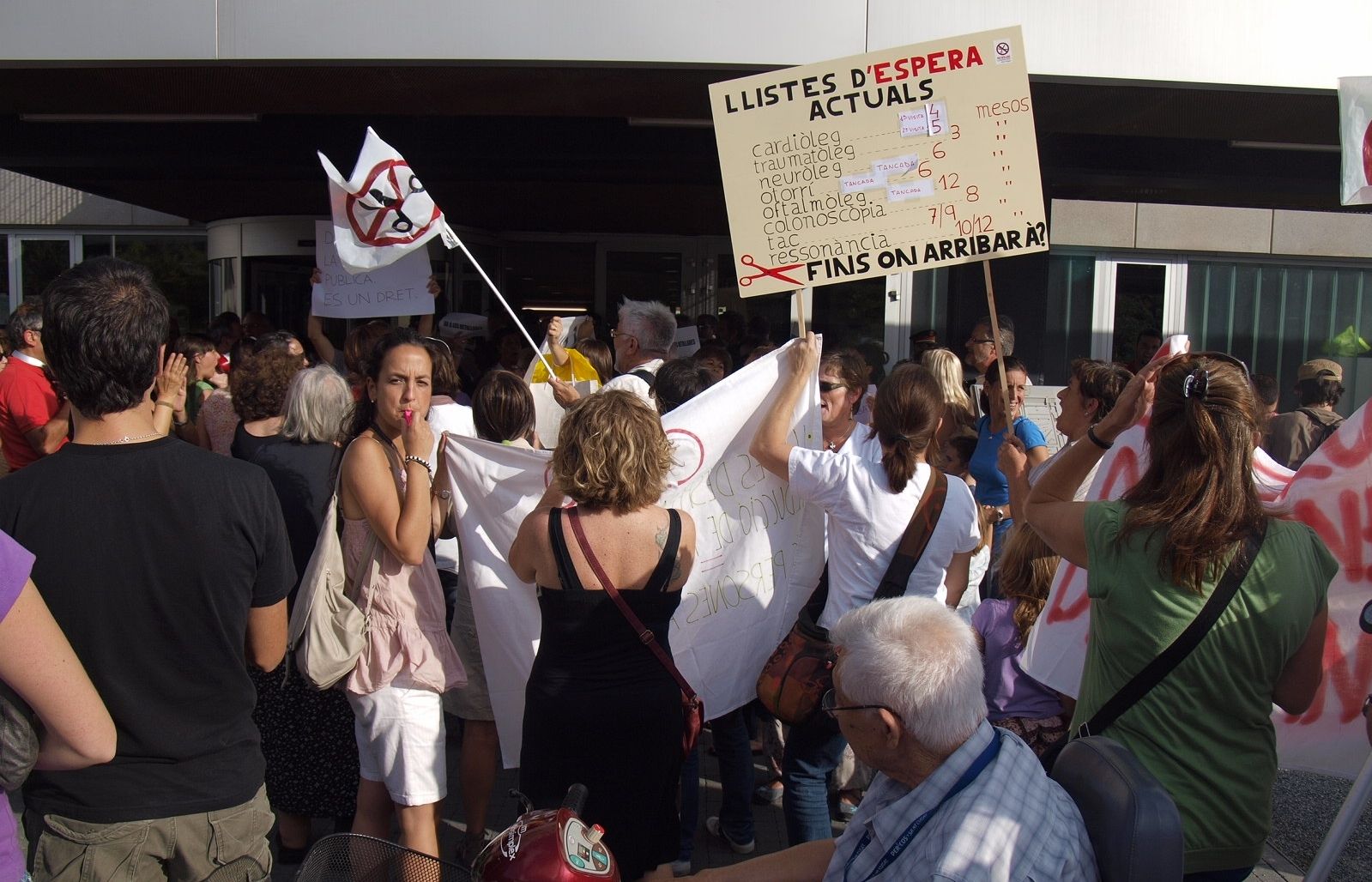 Unes 200 persones van manifestar-se a l'exterior de l'Ajuntament. FOTO: A. Ribera