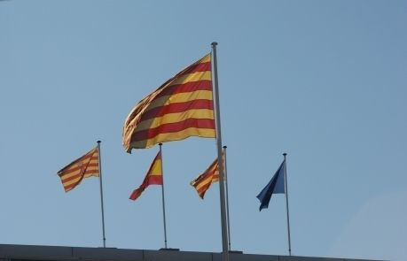 Banderes a la façana de l'Ajuntament. FOTO: Luís Llebot