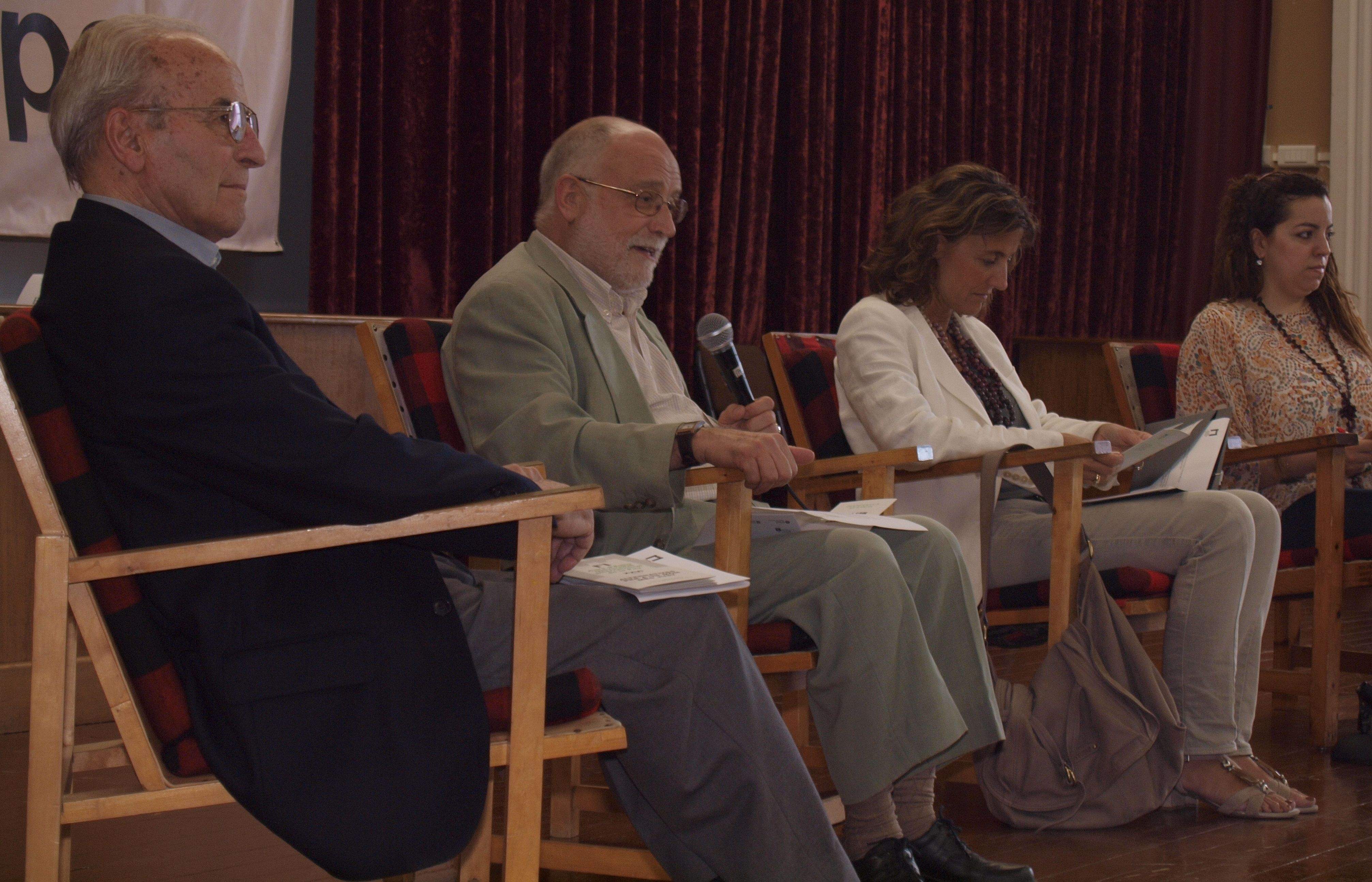 Oliveres a l'acte inaugural, acompanyat per l'alcaldessa, Mercè Conesa. FOTO: A. Ribera