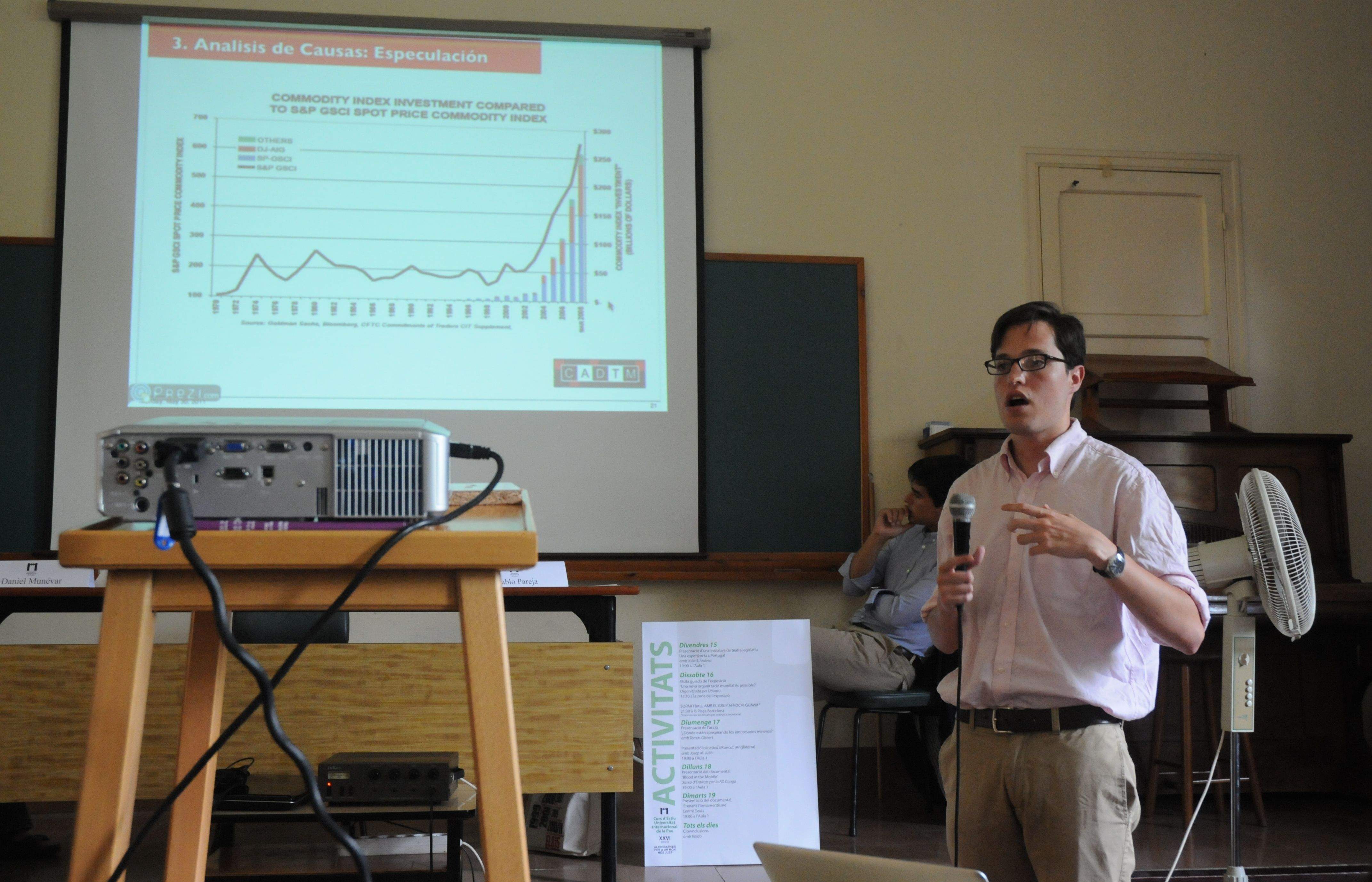 El membre del Comitè d'Abolició del Deute al Tercer Món, Daniel Munévar va ser el ponent més jove de tots els conferenciants i va parlar sobre la crisi alimentaria. FOTO: D. Fernández