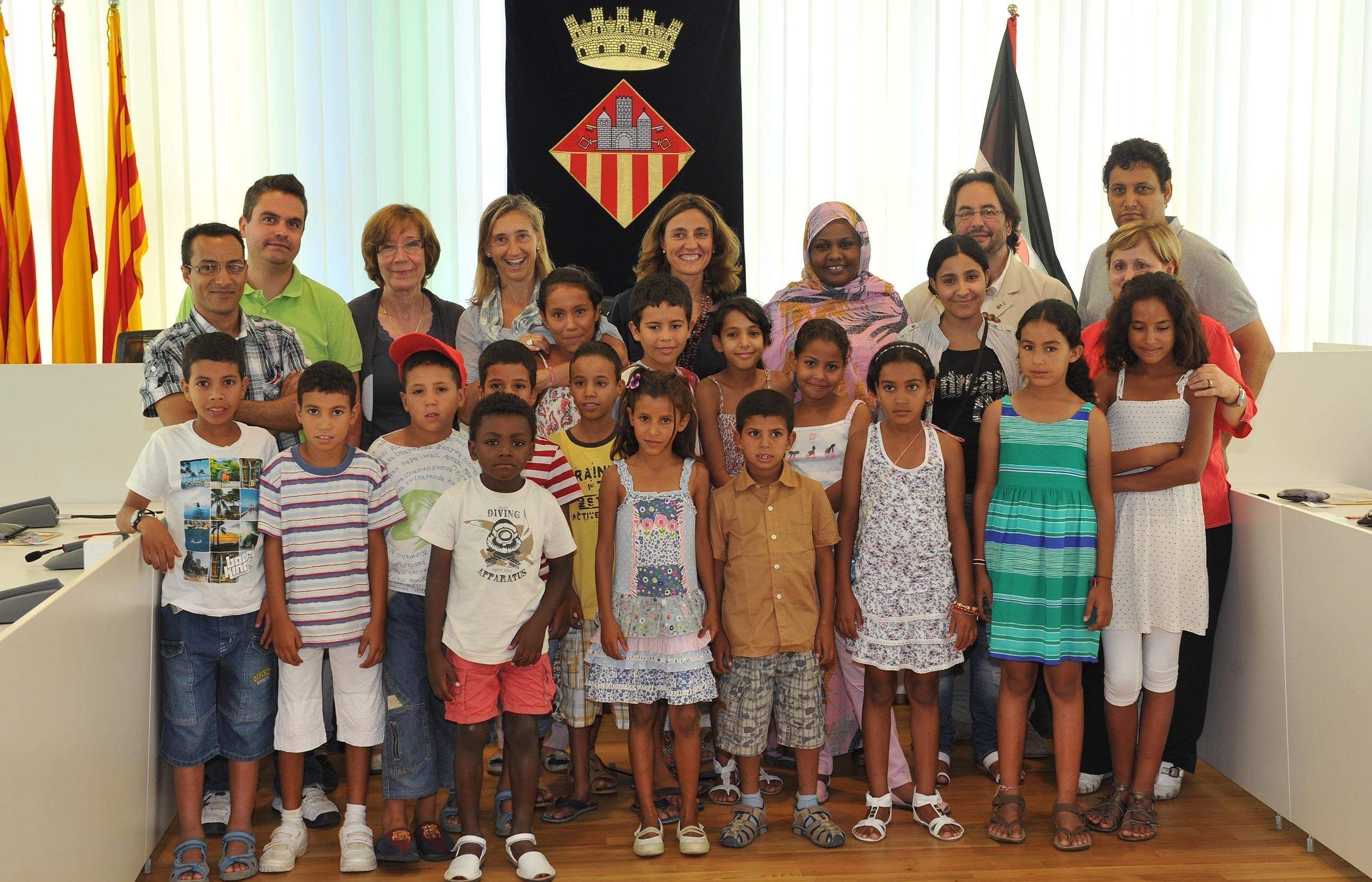 Els infants que actualment viuen al municipi amb Conesa, Bosch i altre polítics. FOTO: Localpress
