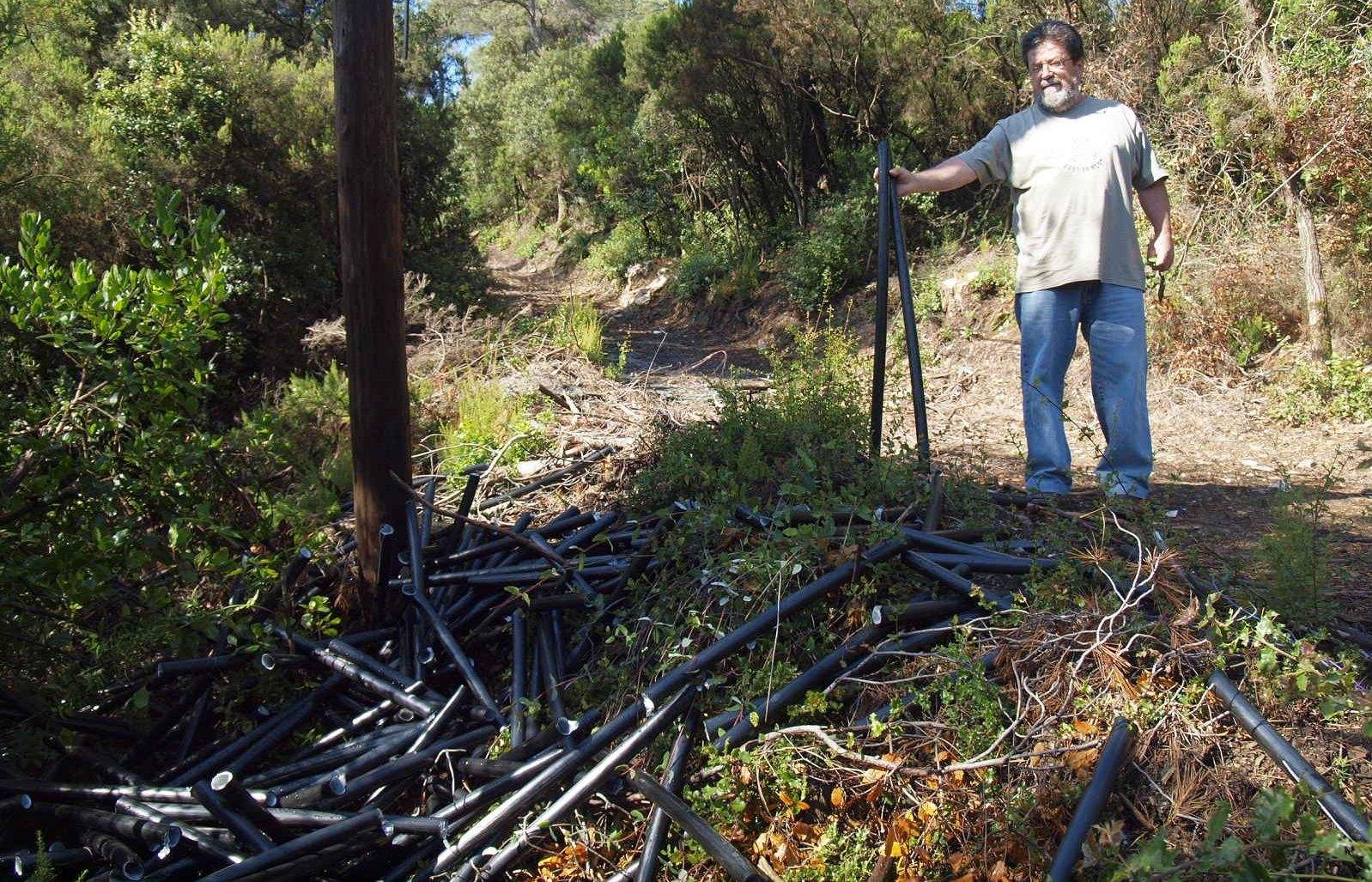 Els lladres separen amb foc el plàstic que envolta el coure i ho deixen tirat al mig del bosc. FOTO: A. Ribera