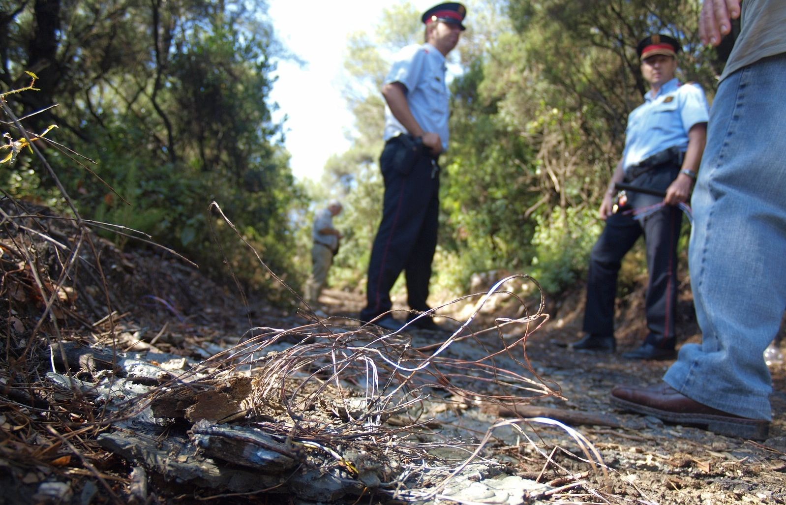 Els Mossos estan investigant el cas. En primer terme les restes del foc. FOTO: A. Ribera