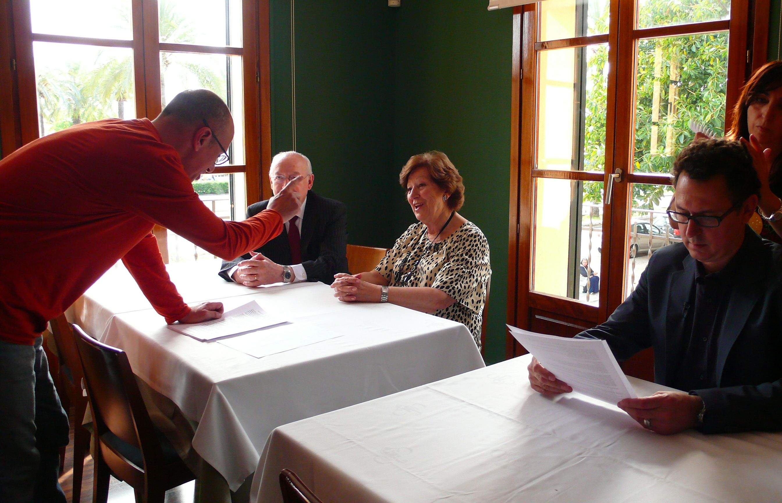 Pla en la gravació de Viatges de noces, acompanyat de la seva dona. FOTO: Cedida