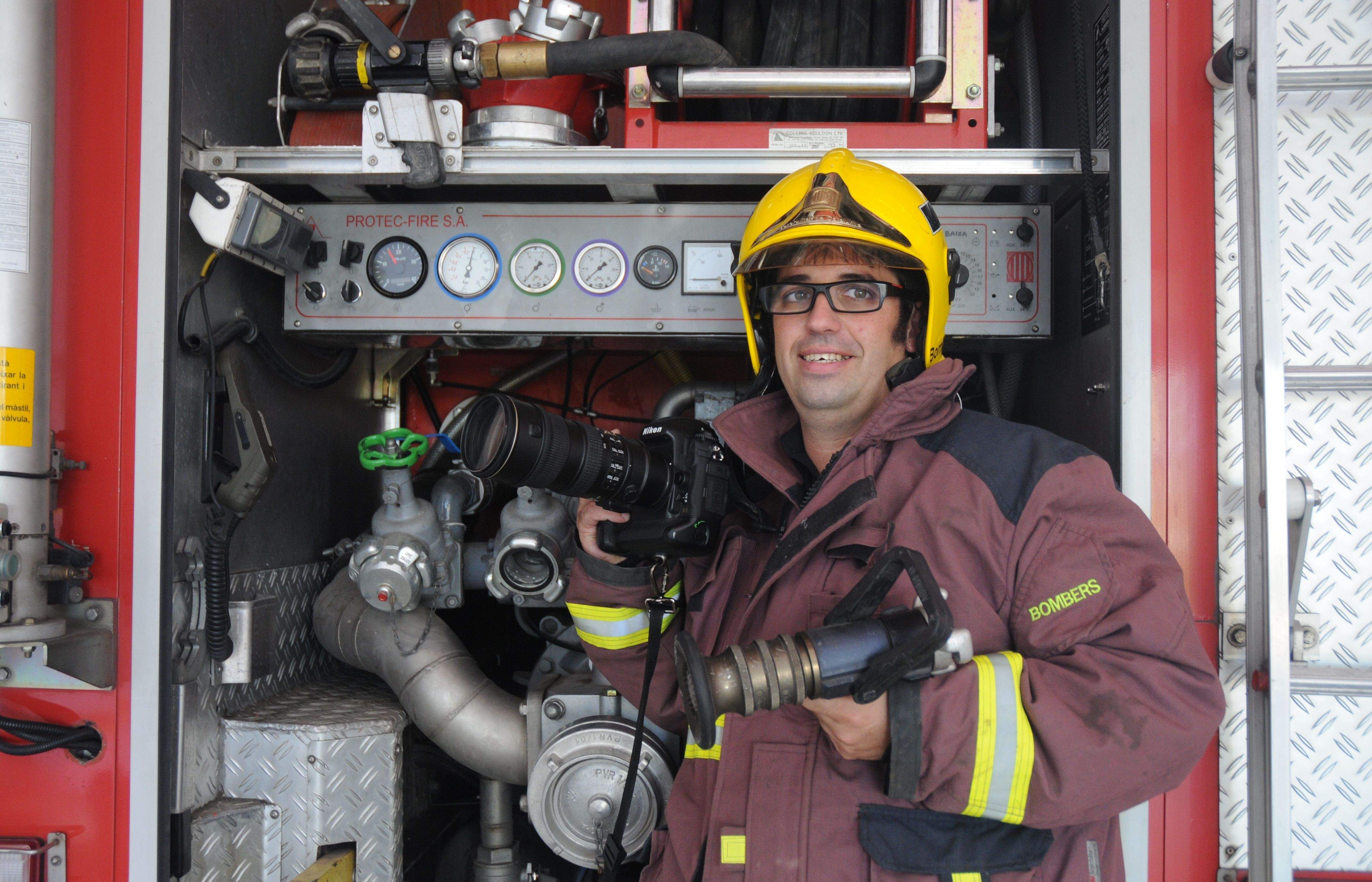 Una nit que no oblidarà mai és la nit de Sant Joan de fa dos anys, a lestació de Castelldefels, on va tenir lloc una gran desgràcia i va actuar com a bomber. FOTO: A. Ribera