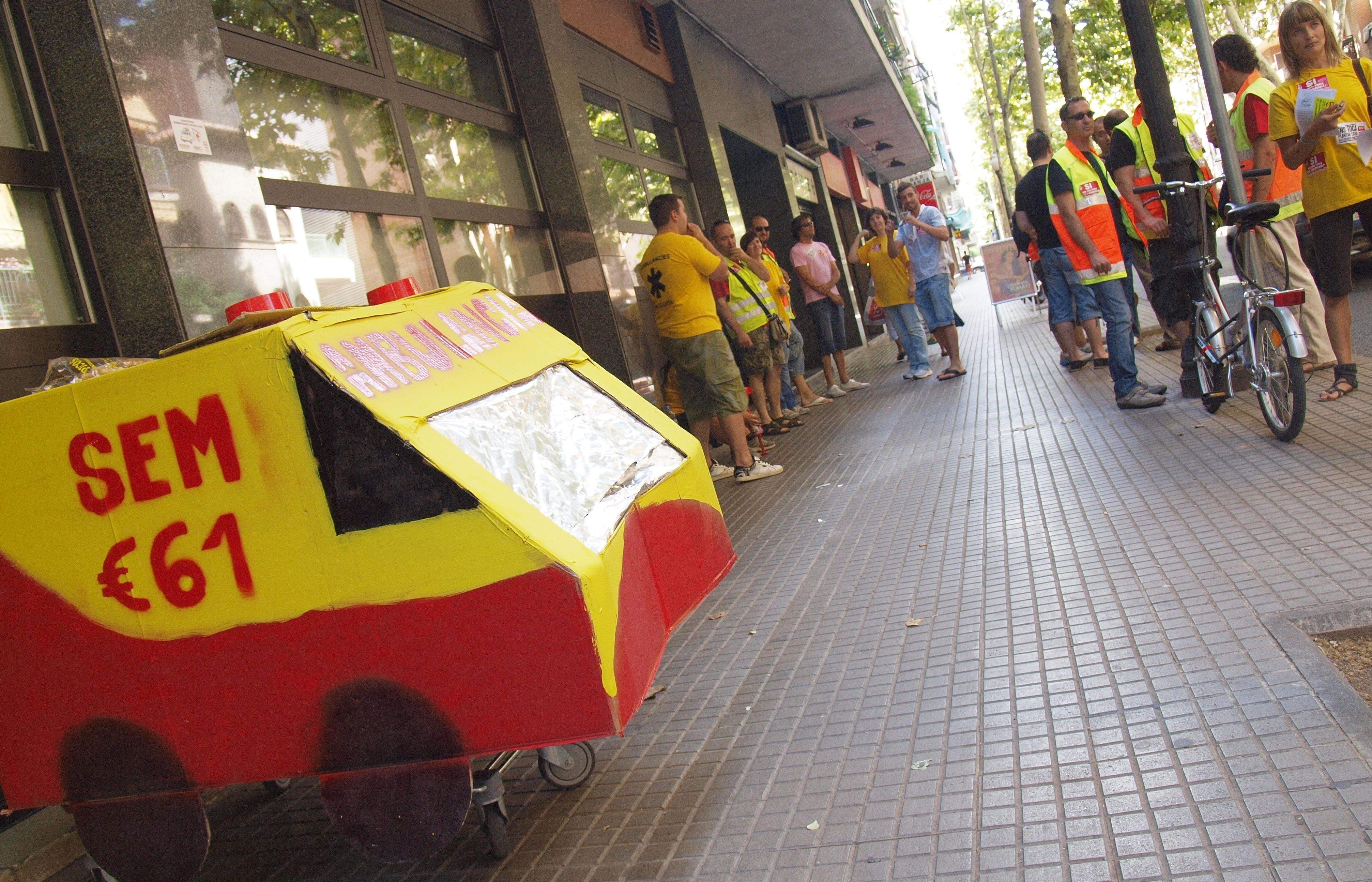 Els treballadors del transport sanitari s'han manifestat a l'exterior del CatSalut. FOTO: A. Ribera