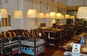 La companyia va ser fundada a Sant Cugat on té una botiga al carrer Major. FOTO: Cedida