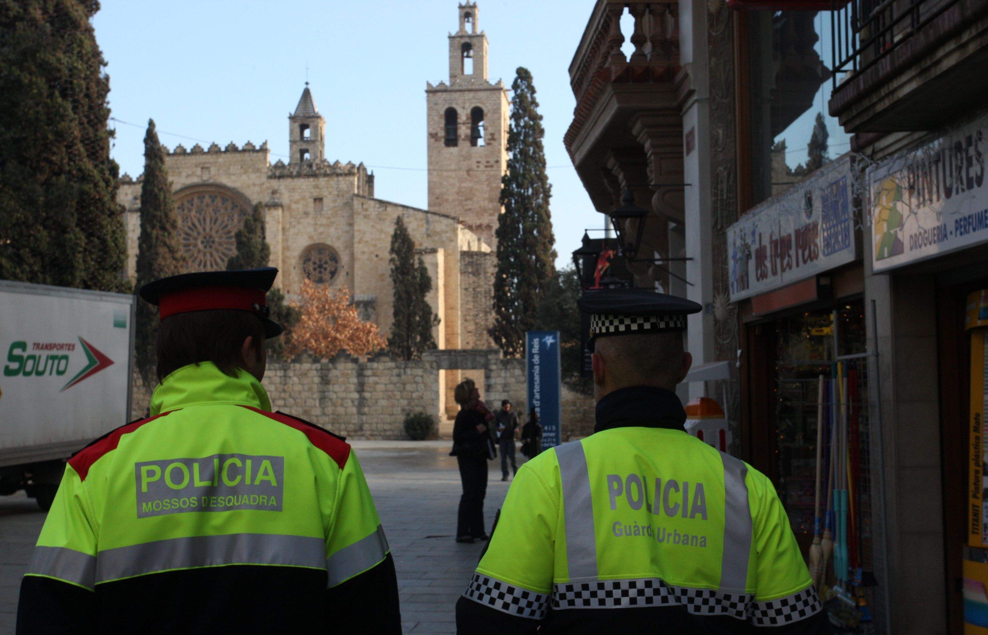 Una dotació policial patrullant pel centre de la ciutat FOTO: Arxiu