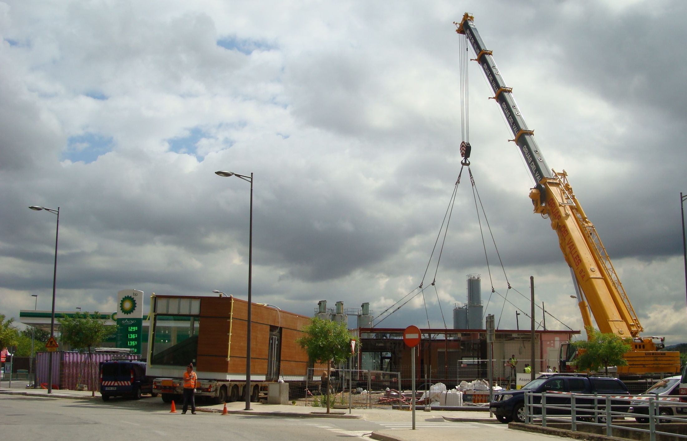 El mòduls del McDonald's s'estan instal·lant al costat de la benzinera Gríful FOTO: Carlos Rodríguez 