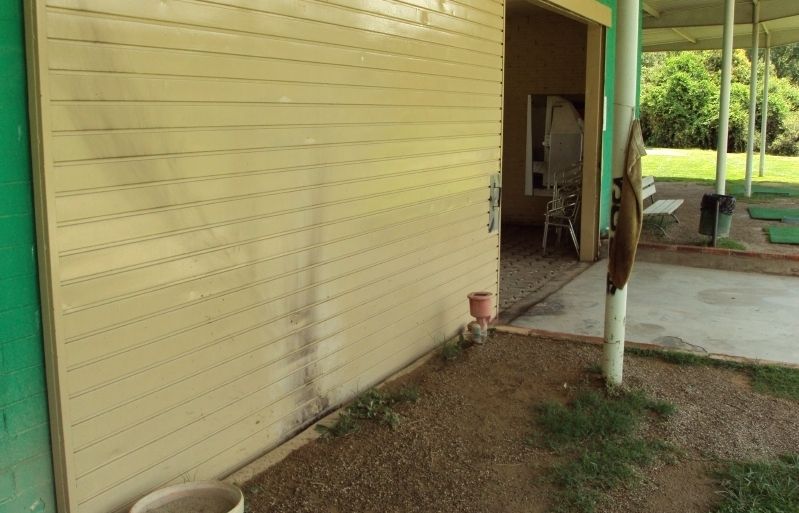 L'explosió va deixar una marca a la porta del magatzem. FOTO: Cedida