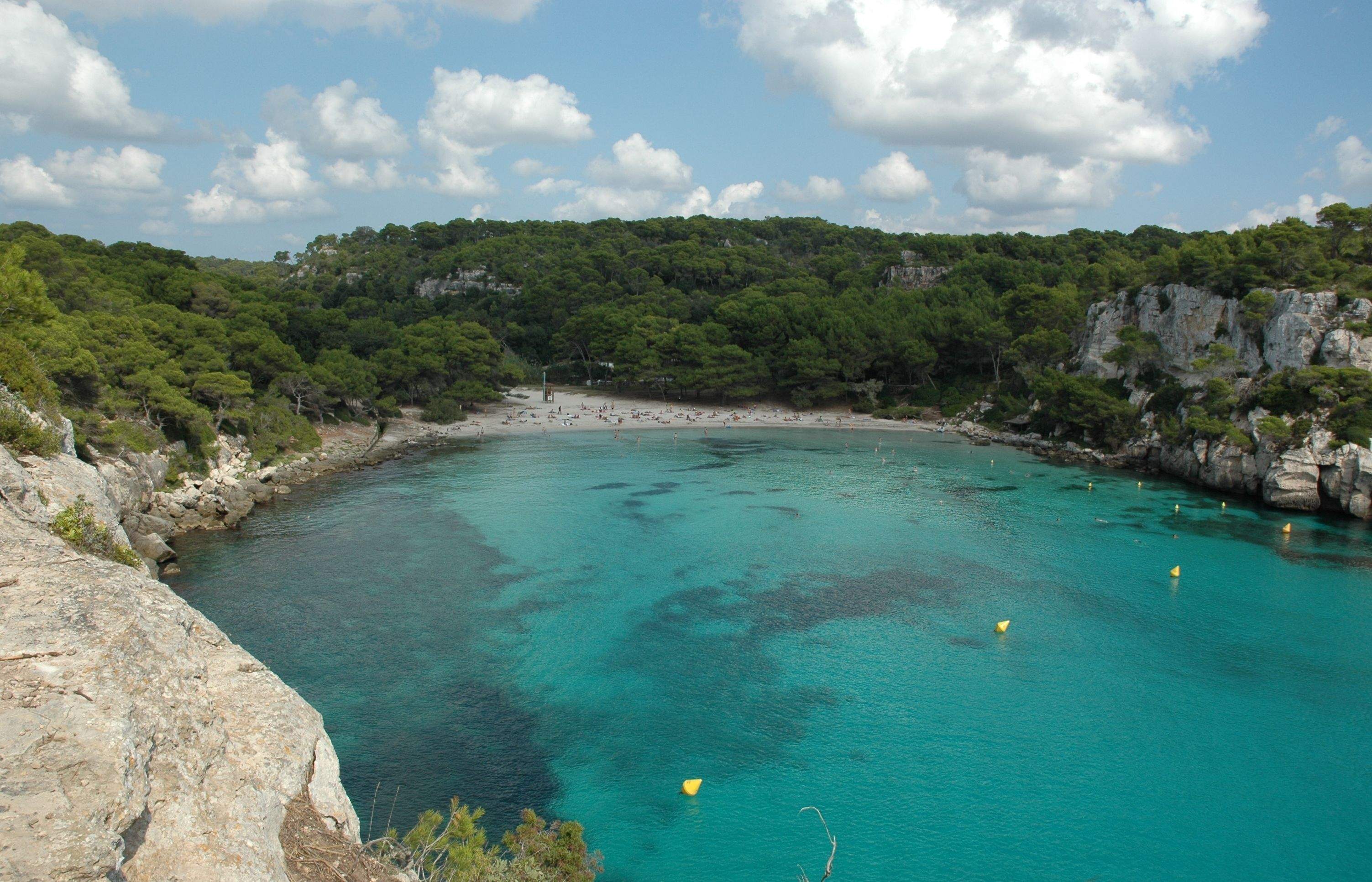 Menorca ofereix platges d'aigües transparents i sol mediterrani tant