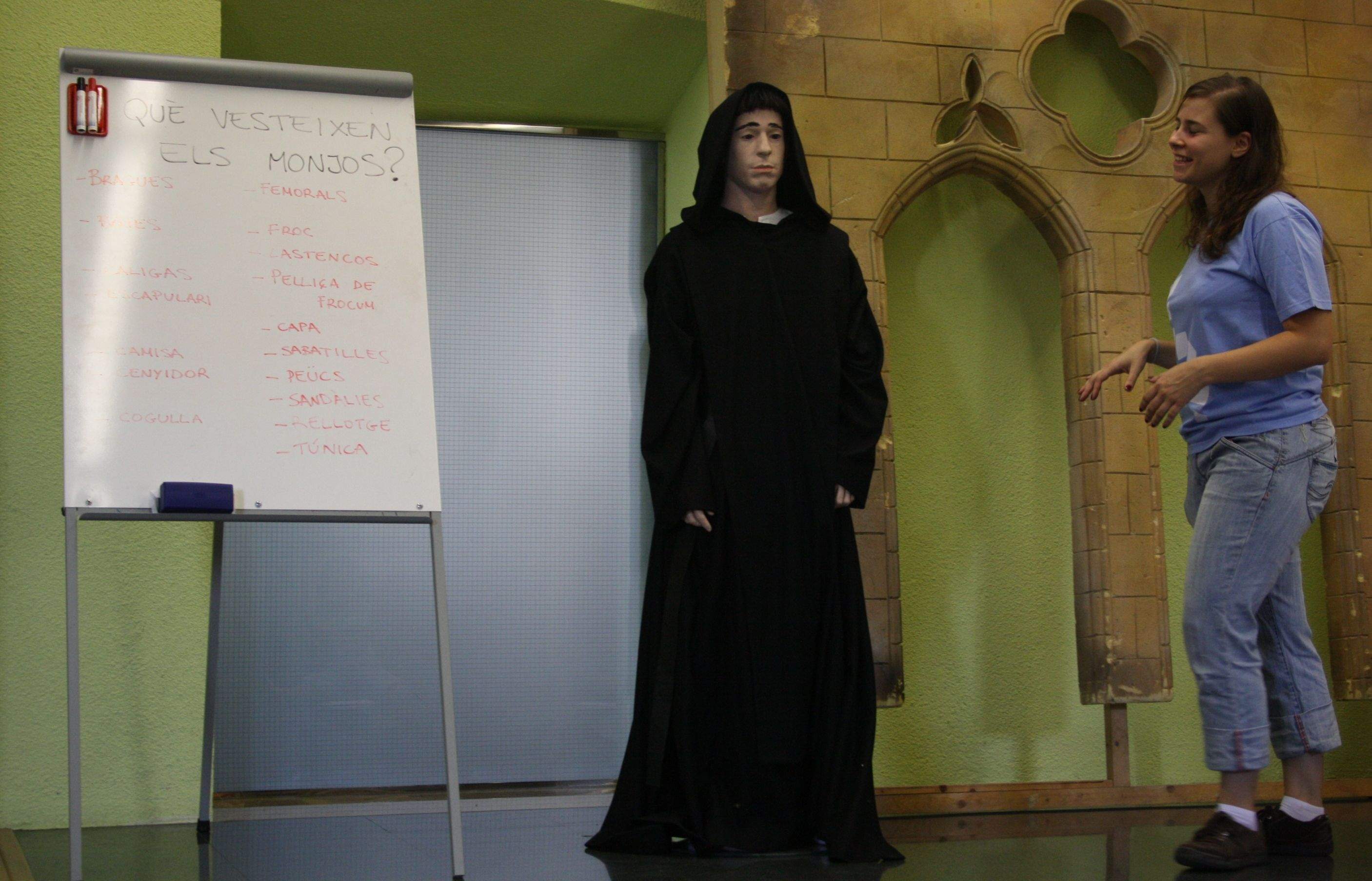 Els nens han vist la reproducció d'un dels monjos que vivia al Monestir