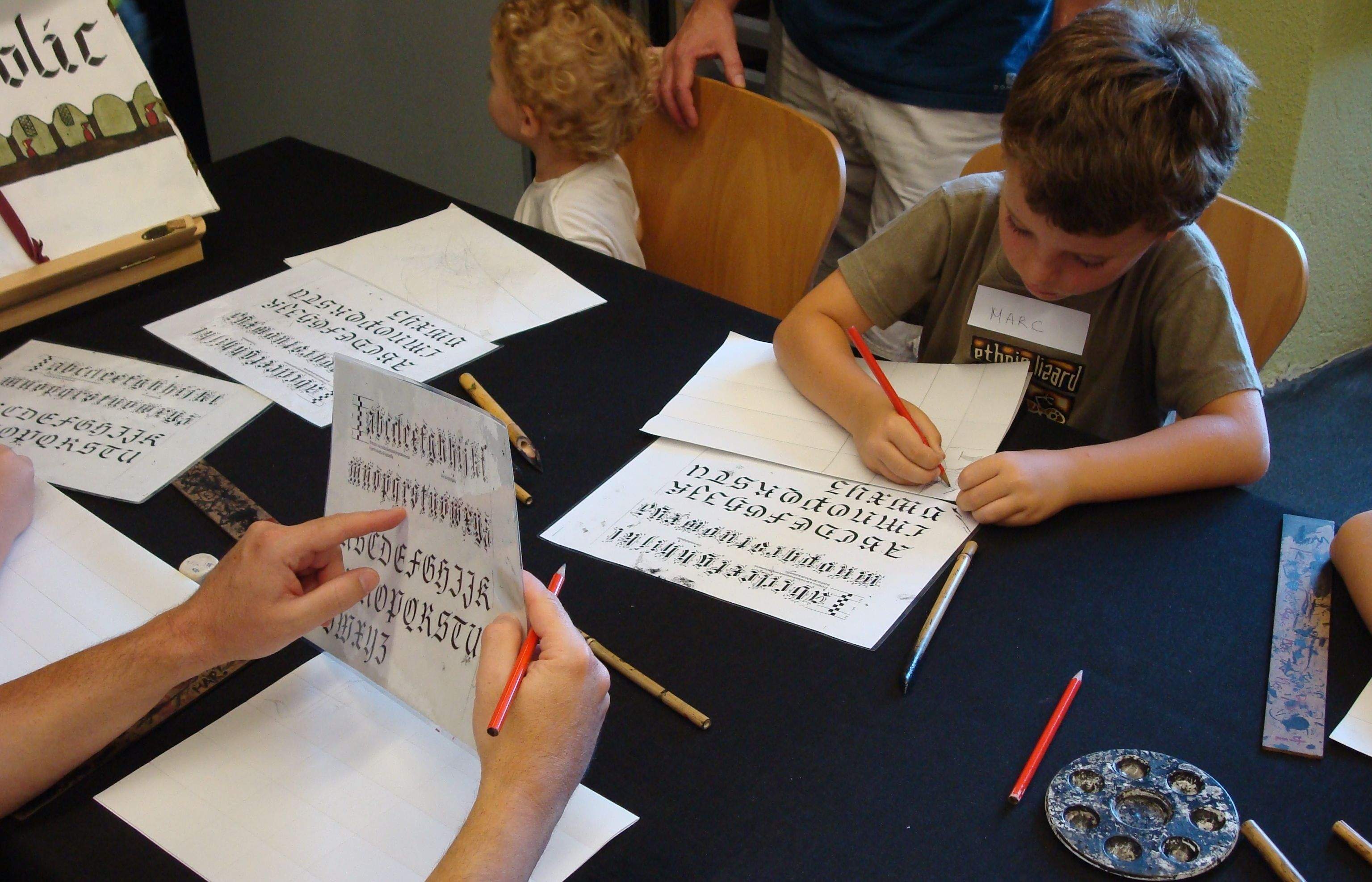 Tot a punt per començar el taller d'escriptura medieval. FOTO: C. Caballé