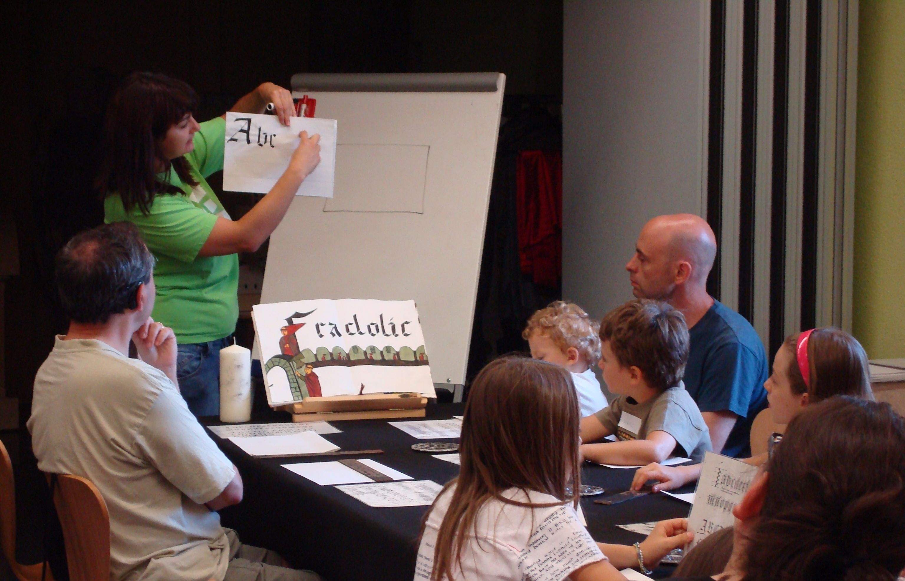 La monitora els indicava els passos a seguir per crear el seu manuscrit. FOTO: C. Caballé