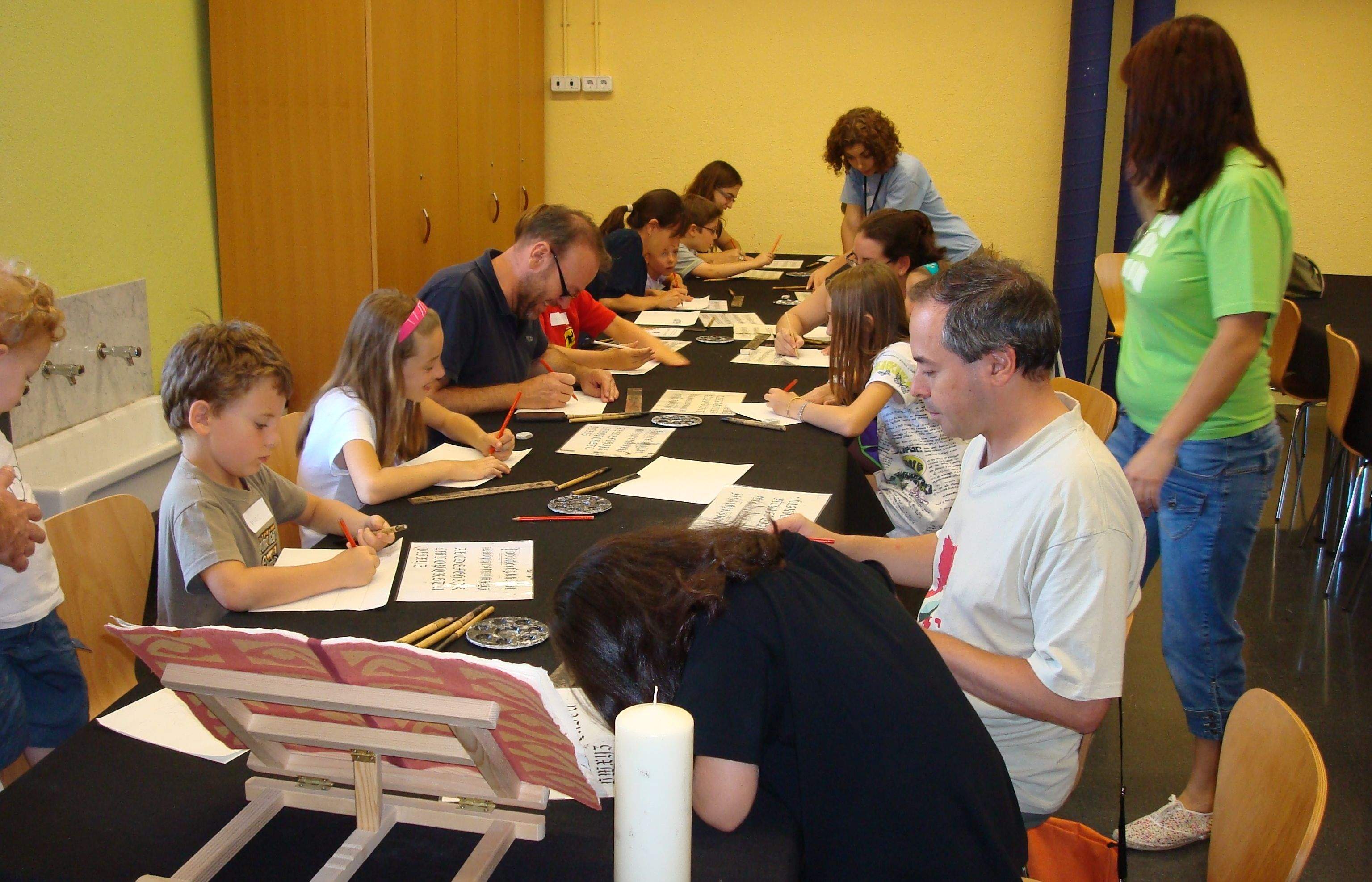 El taller requereix concentració i molta observació. FOTO: C. Caballé