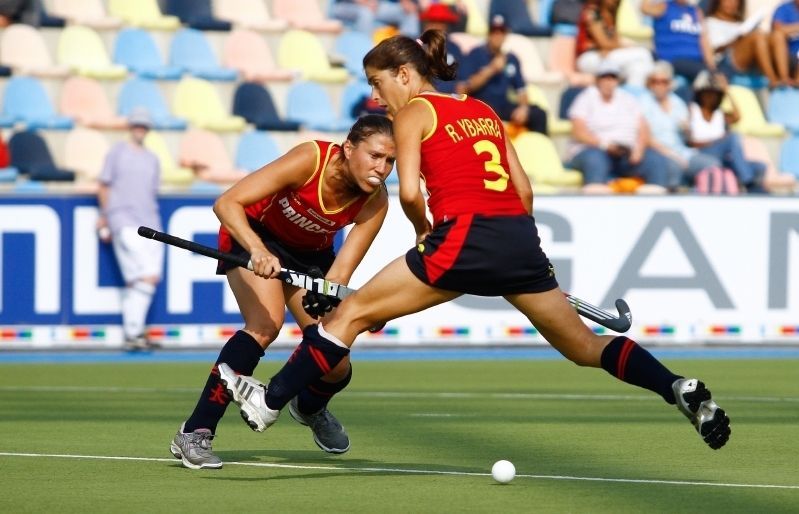 Júlia Menéndez, en una jugada del partit contra Azerbaidjan. FOTO: Aitor Alcalde