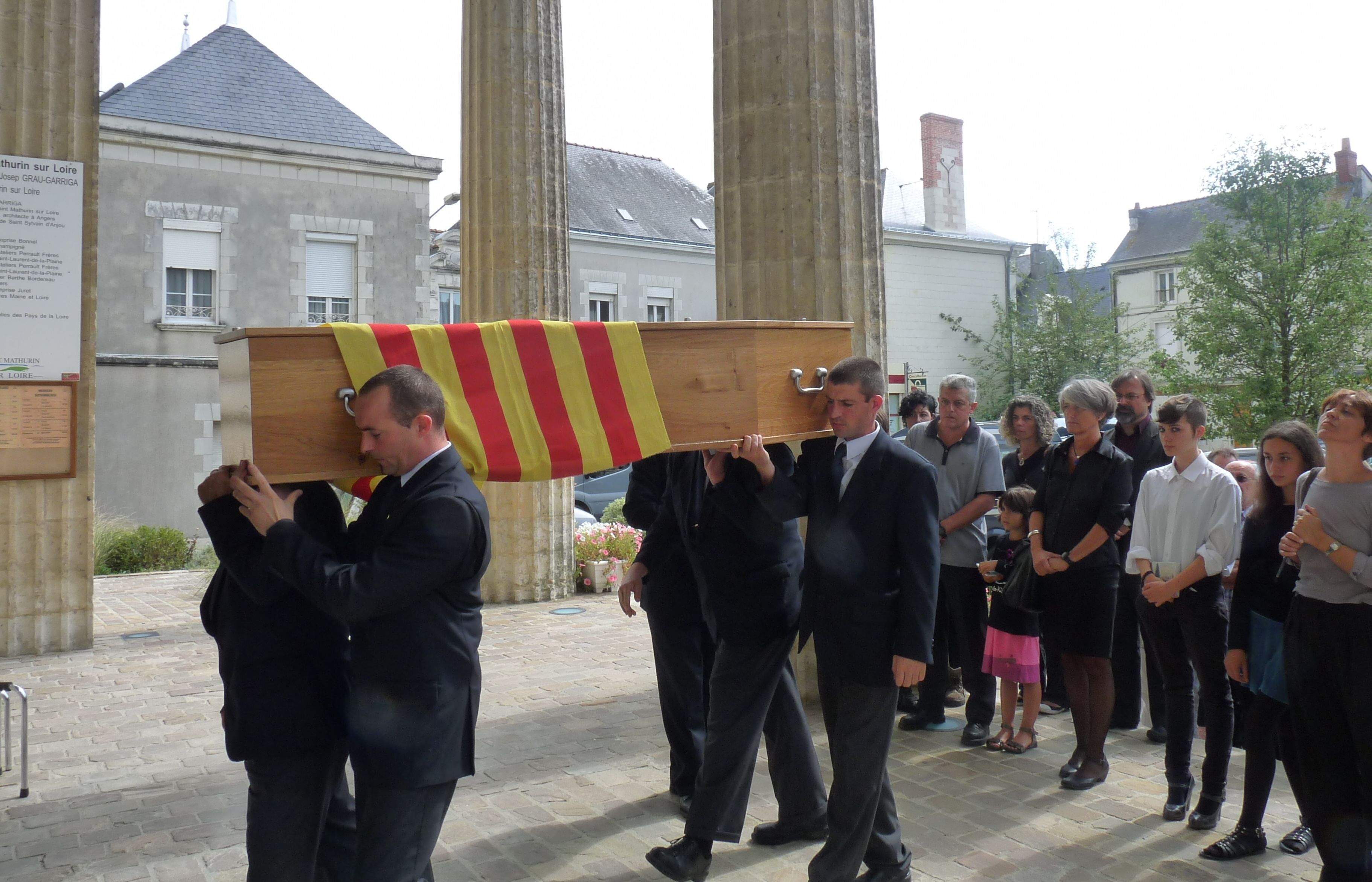 El fèretre de Grau-Garriga entrant a l'església de Saint Mathurin sur Loire. FOTO: Localpress