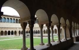 L'activitat vol donar a conèixer els secrets dels 144 capitells que hi ha al claustre del Monestir. FOTO: Cedida