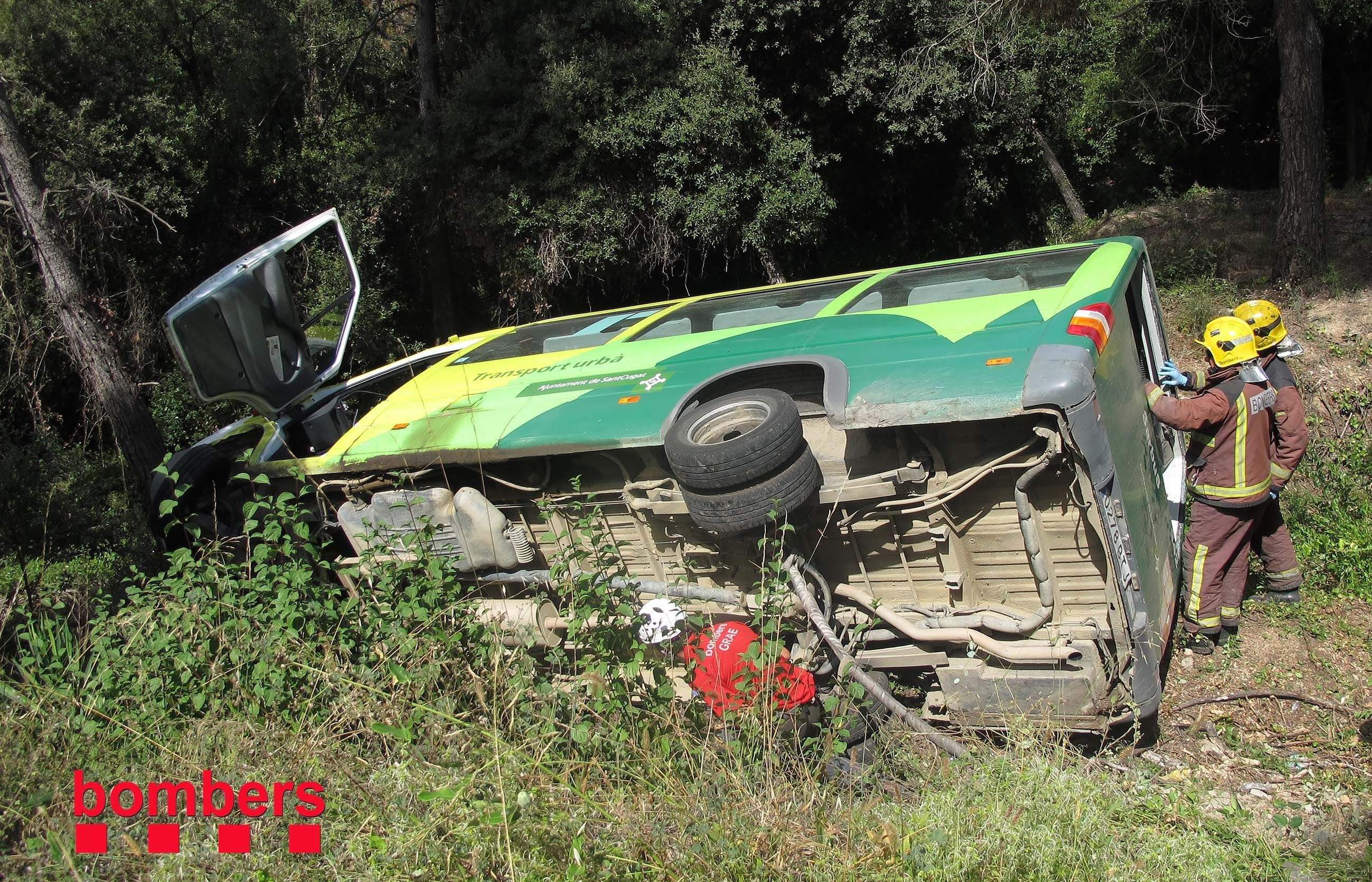 El bus ha quedat bolcat en el terraplè. FOTO: Jordi García/Bombers