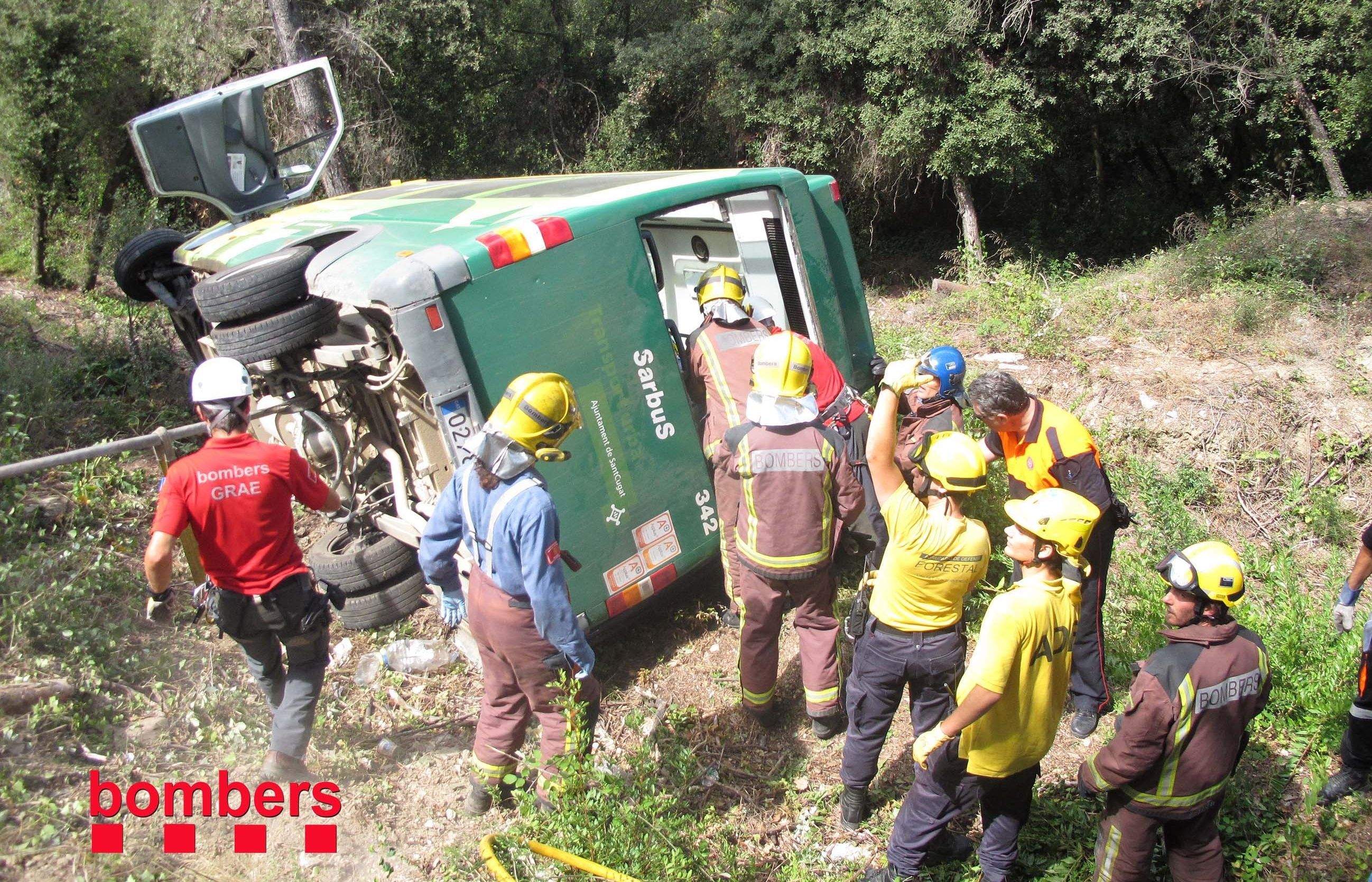 Els Bombers han evacuat les persones que hi havien dins del bus. FOTO: Jordi García/Bombers