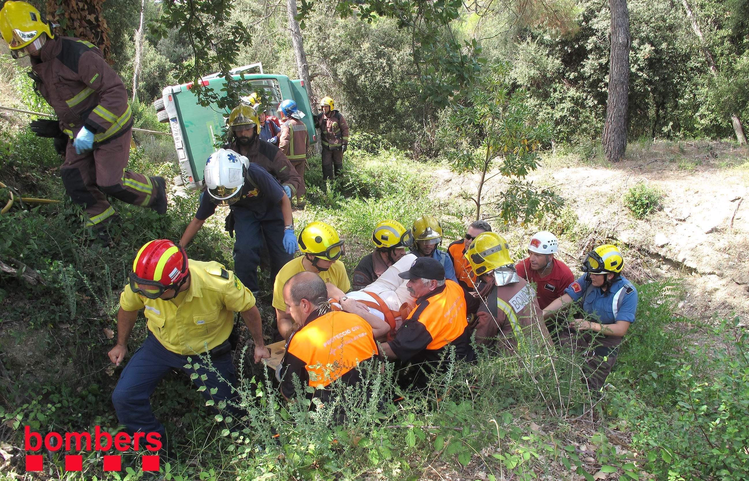 Els Bombers s'enduen una de les persones accidentades. FOTO: Jordi García/Bombers