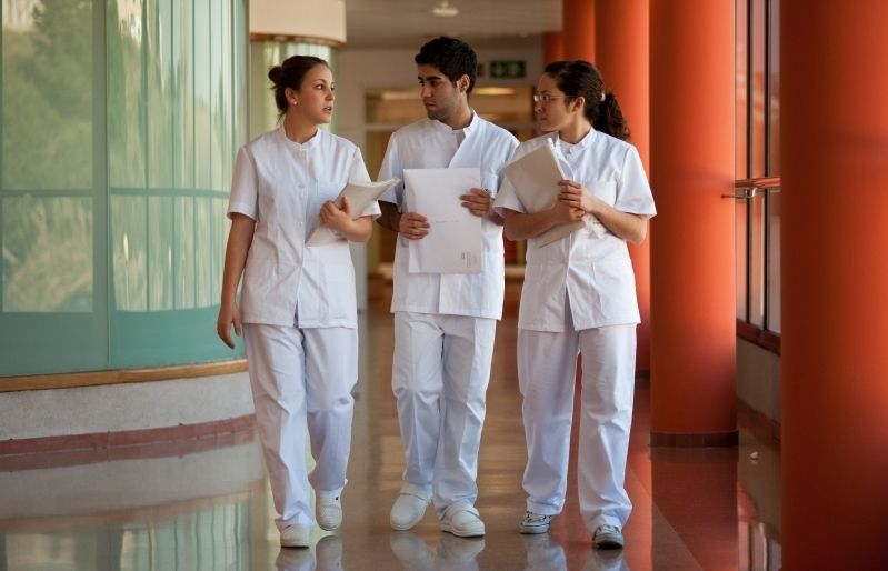 Tres estudiants de les Escoles Universitàries Gimbernat i Tomàs Cerdà. FOTO: Arxiu 