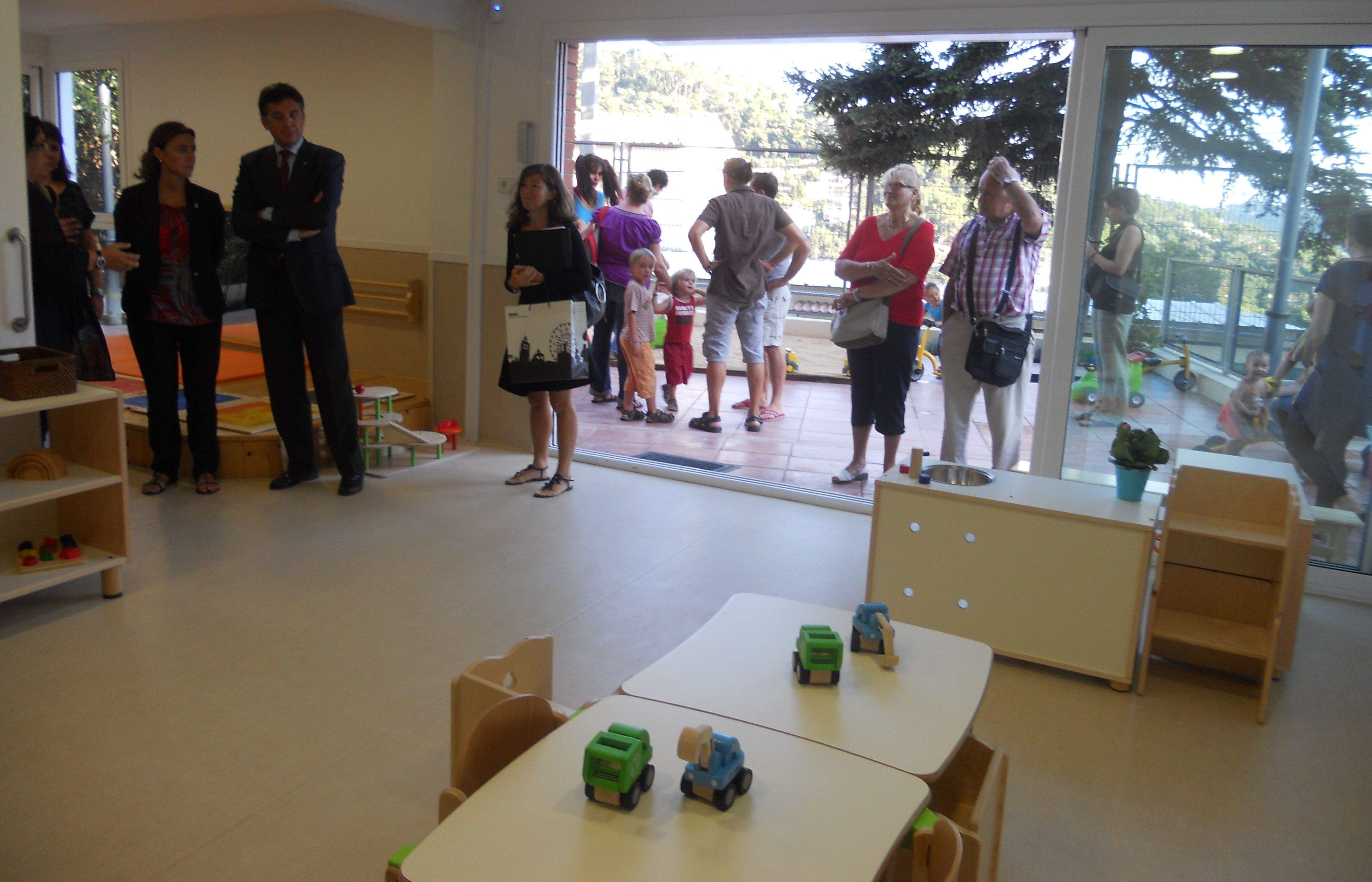 Lluís Recoder i Mercè Conesa visitant l'escola. FOTO: B. Bella