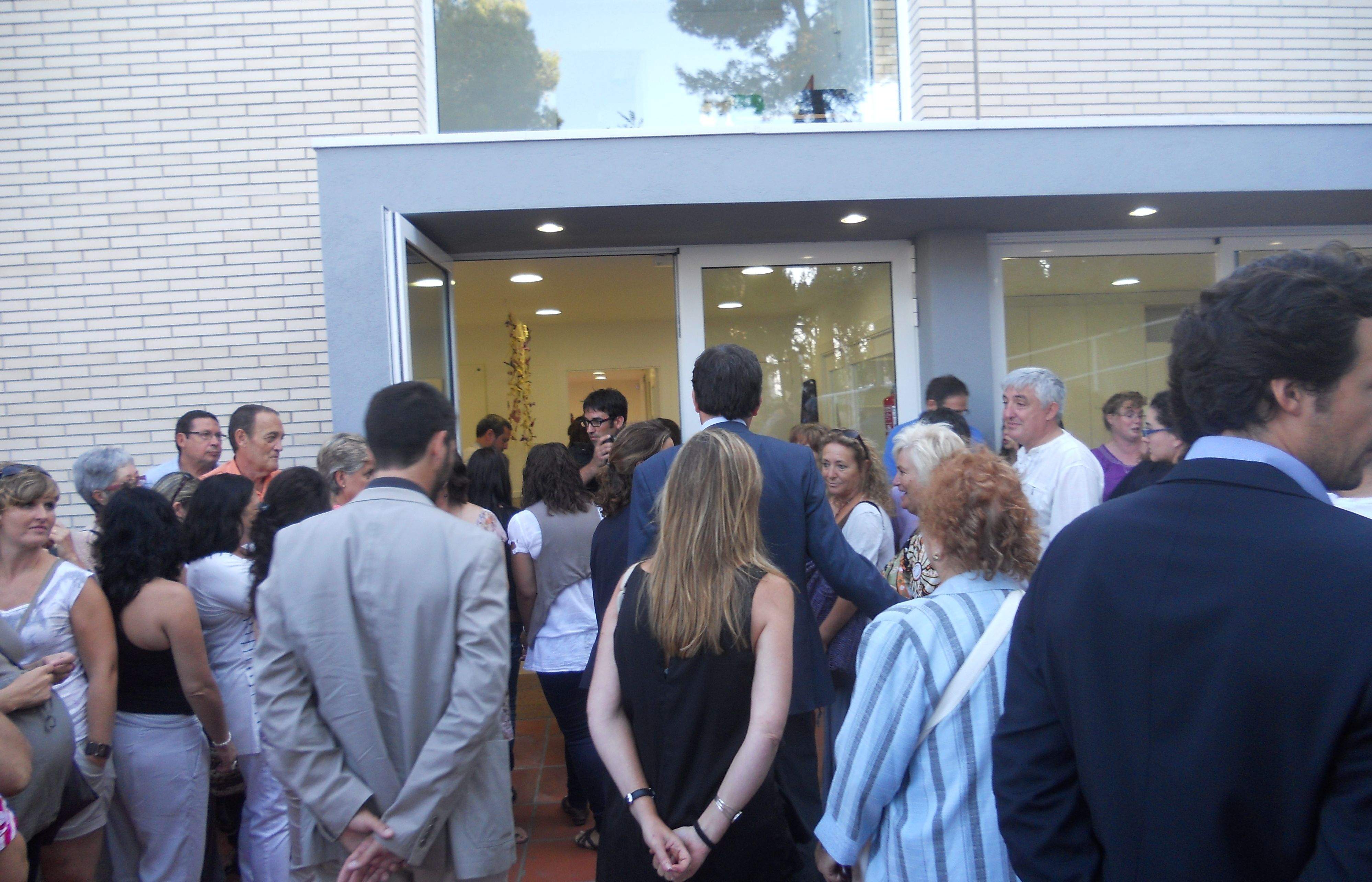 Més d'una cinquantena de veïns han assistit a la inauguració. FOTO: B. Bella