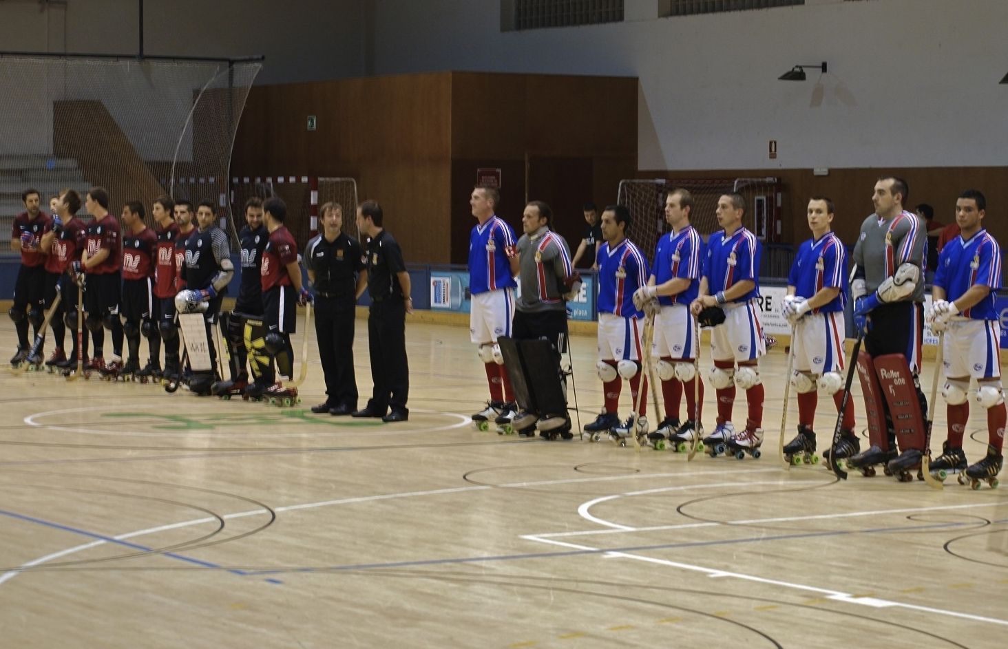 El PHC Sant Cugat i França escolten els seus himnes nacionals, que en el cas del Sant Cugat ha estat Els Segadors. FOTO: Pere Fernández