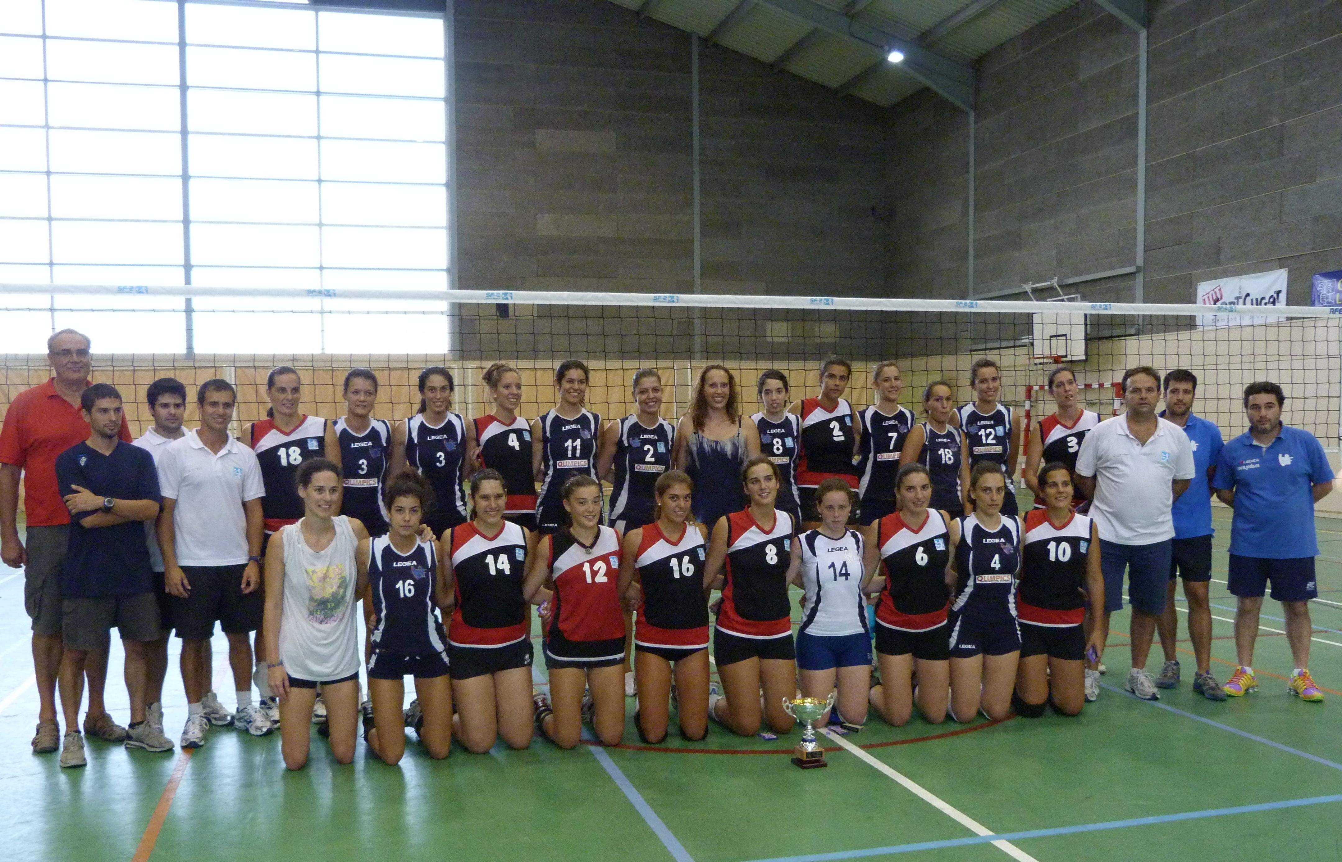 El CV Sant Cugat i el CV Vall Hebrón, finalistes del torneig, amb Maria Tortosa i el respectiu cos tècnic en acabar el matx. FOTO: Cedida