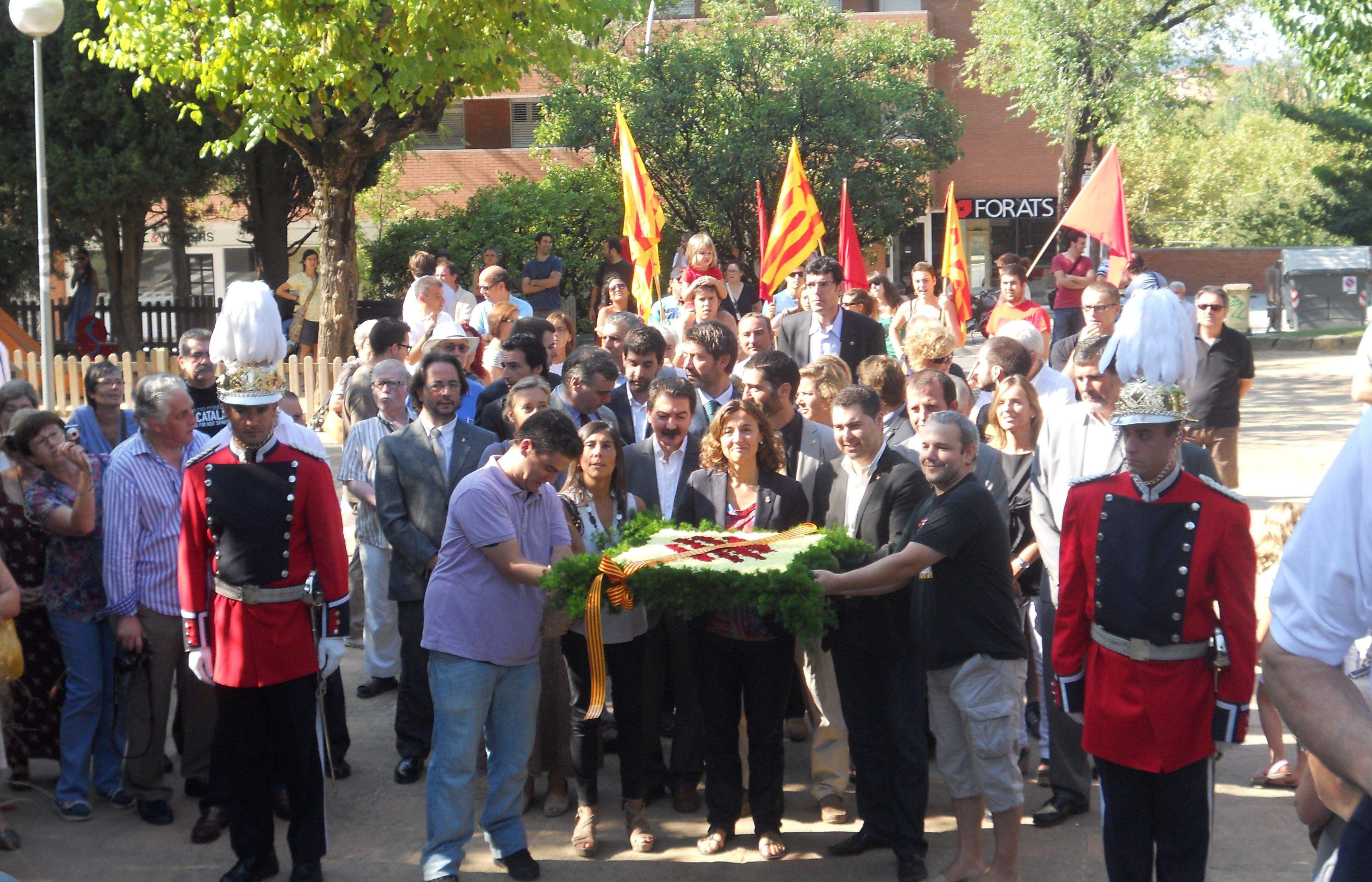 Els regidors del consistori fent l'ofrena floral. FOTO: B. Bella