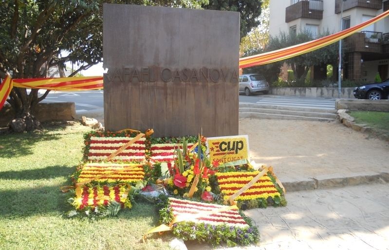 Totes les ofrenes al monument de Casanova. FOTO: B. Bella