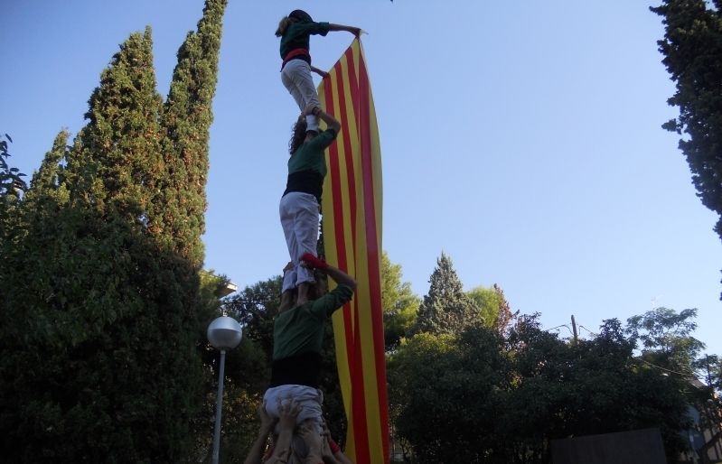 ELs gausacs fent un pilar de quatre  durant l'ofrena a Rafael Casanova