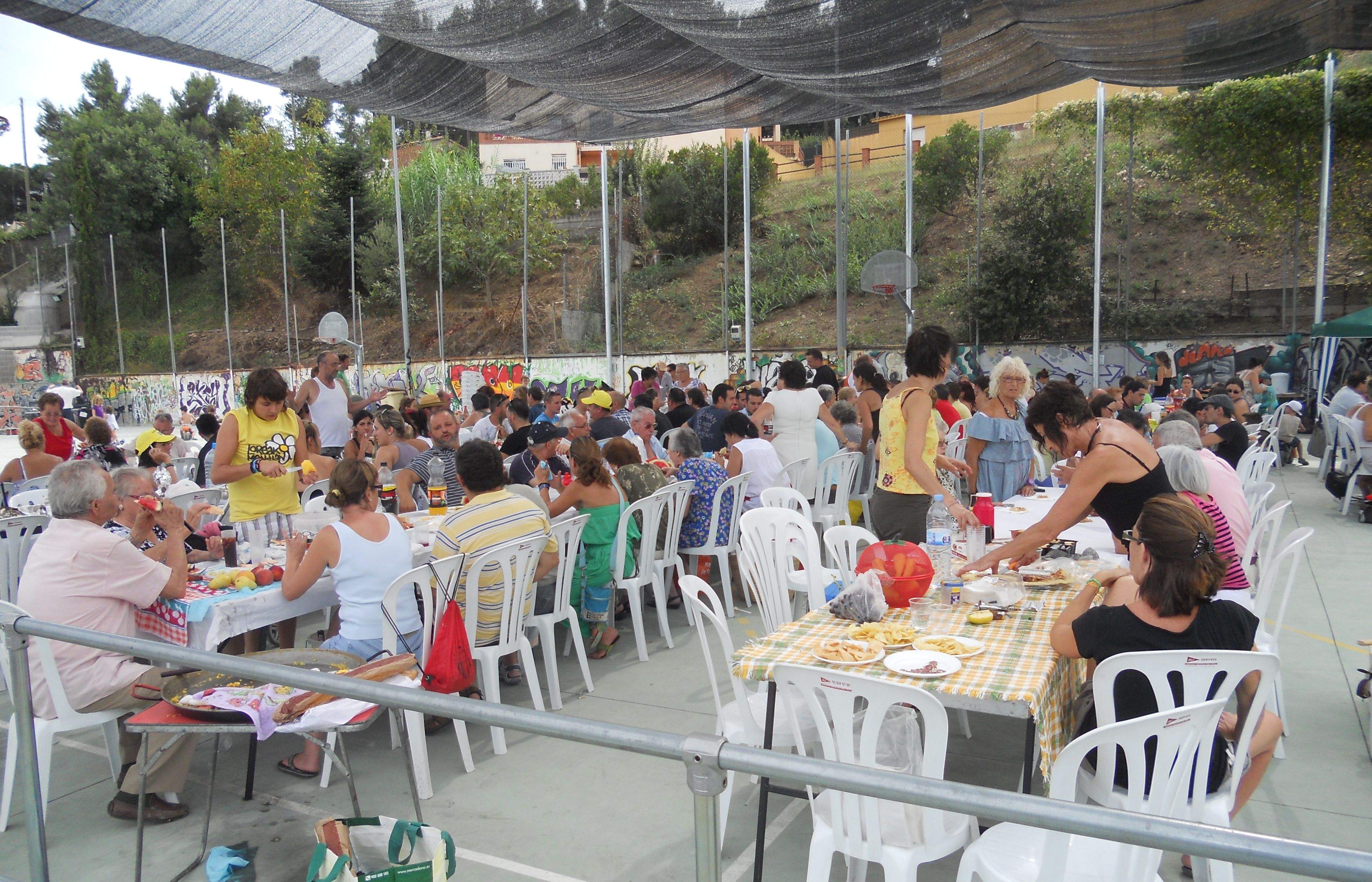 Unes cent persones fan la seva paella a les Planes. FOTO: B. Bella