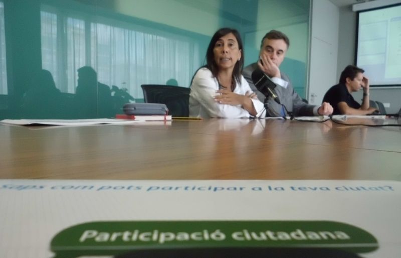 Els regidors Cristina Paraira i Francesc Carol exposen les novetats del reglament FOTO: JR Armadàs