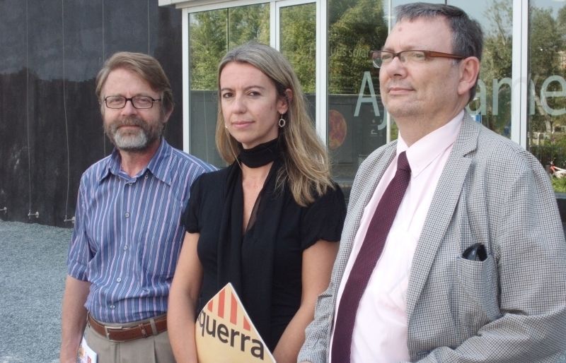 Representants d'ERC, Reagrupament i Solidaritat abans d'entrar la moció al registre del consistori FOTO: JR Armadàs