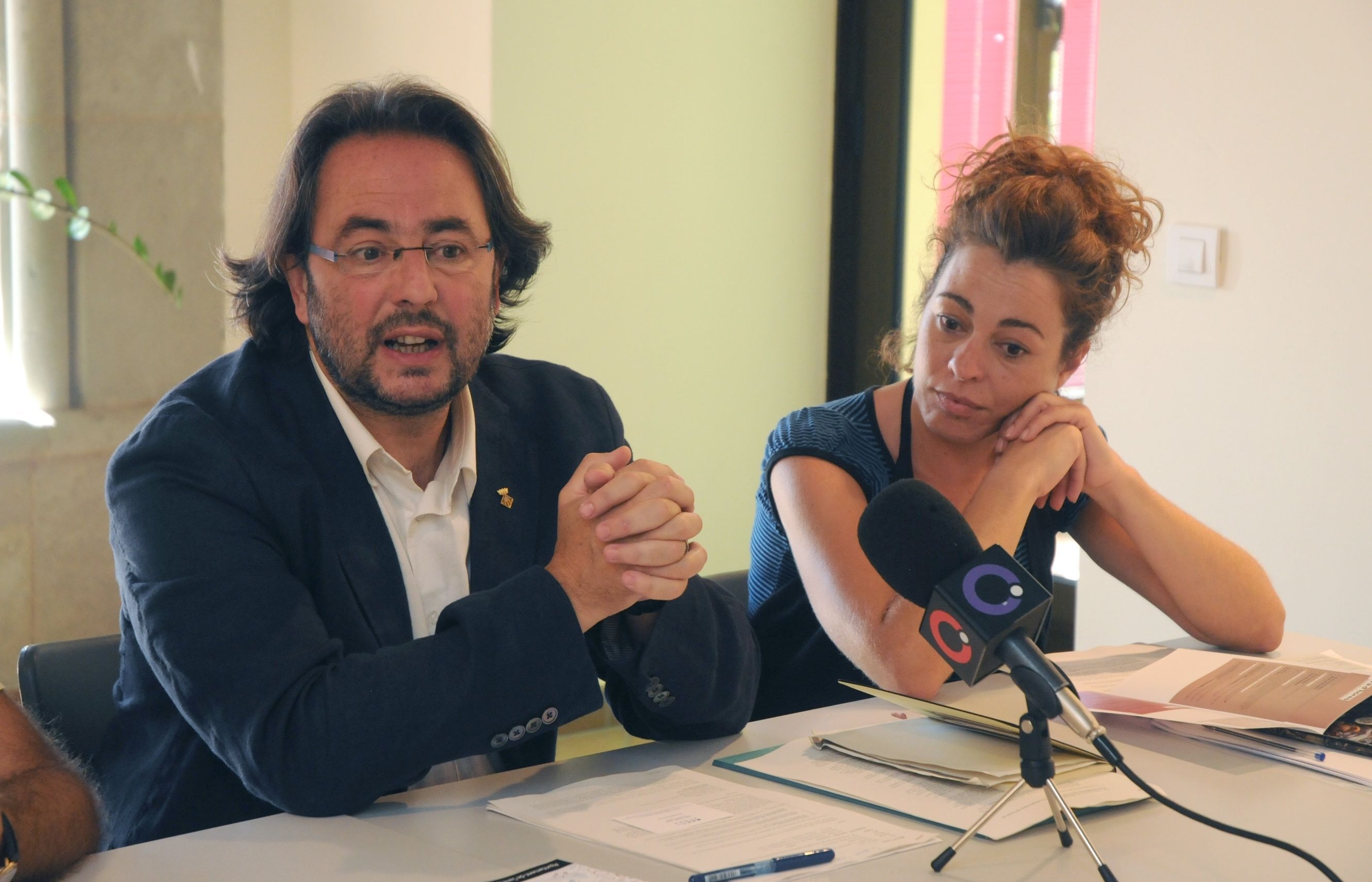 El regidor de Joventut Raül Grangé i la directora del Casal de Joves de TorreBlanca, Laura Vega. FOTO: Localpress
