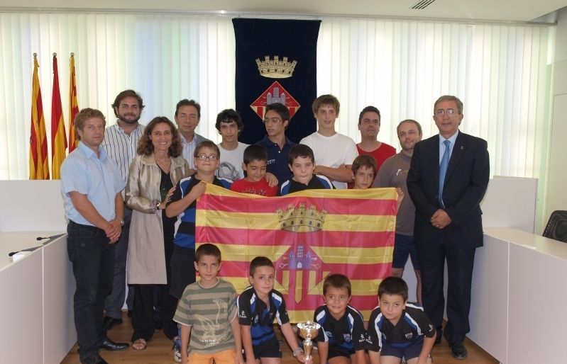 Conesa i el CR Sant Cugat amb la bandera de la ciutat. FOTO: A. Ribera