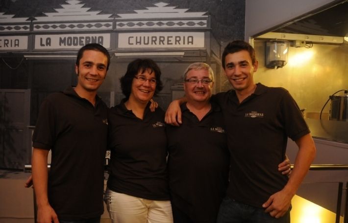 La família Calvó al nou local al carrer del Carme FOTO: A. Rbiera