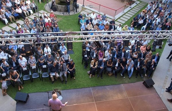Vista àeria del claustre durant l'homenatge. FOTO: A. Ribera