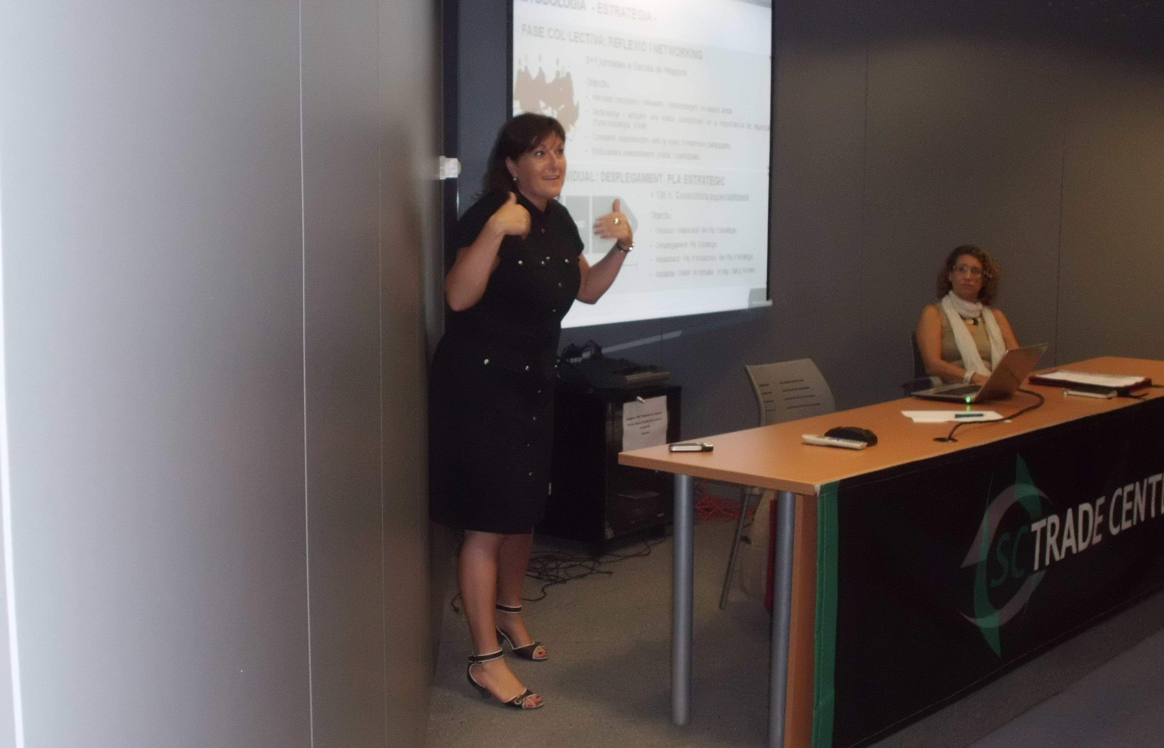 Cristina Serradell explica el programa als assistents FOTO: JR Armadàs