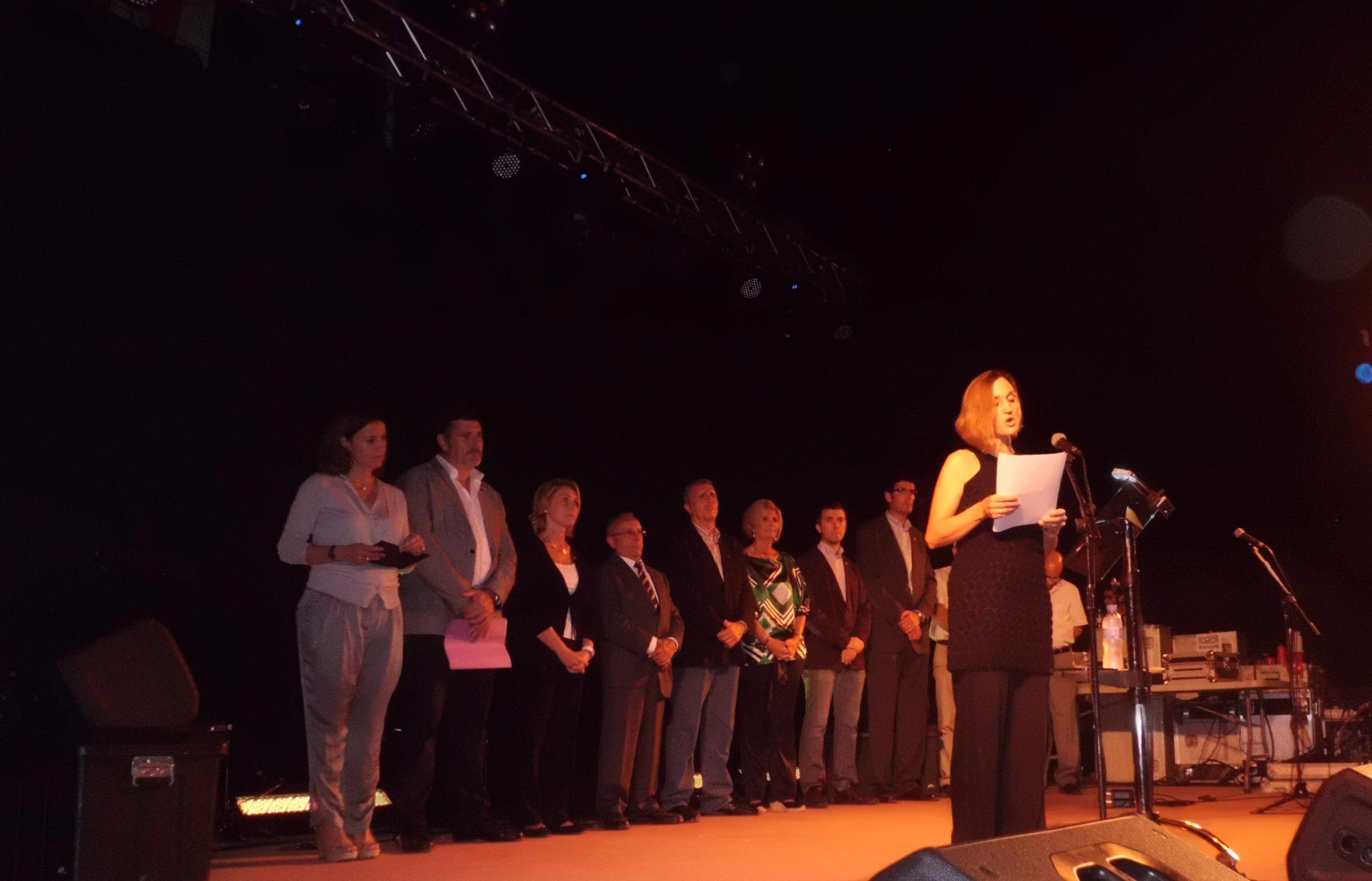 Tana Collados llegint el pregó amb les autoritats darrere FOTO: JR Armadàs