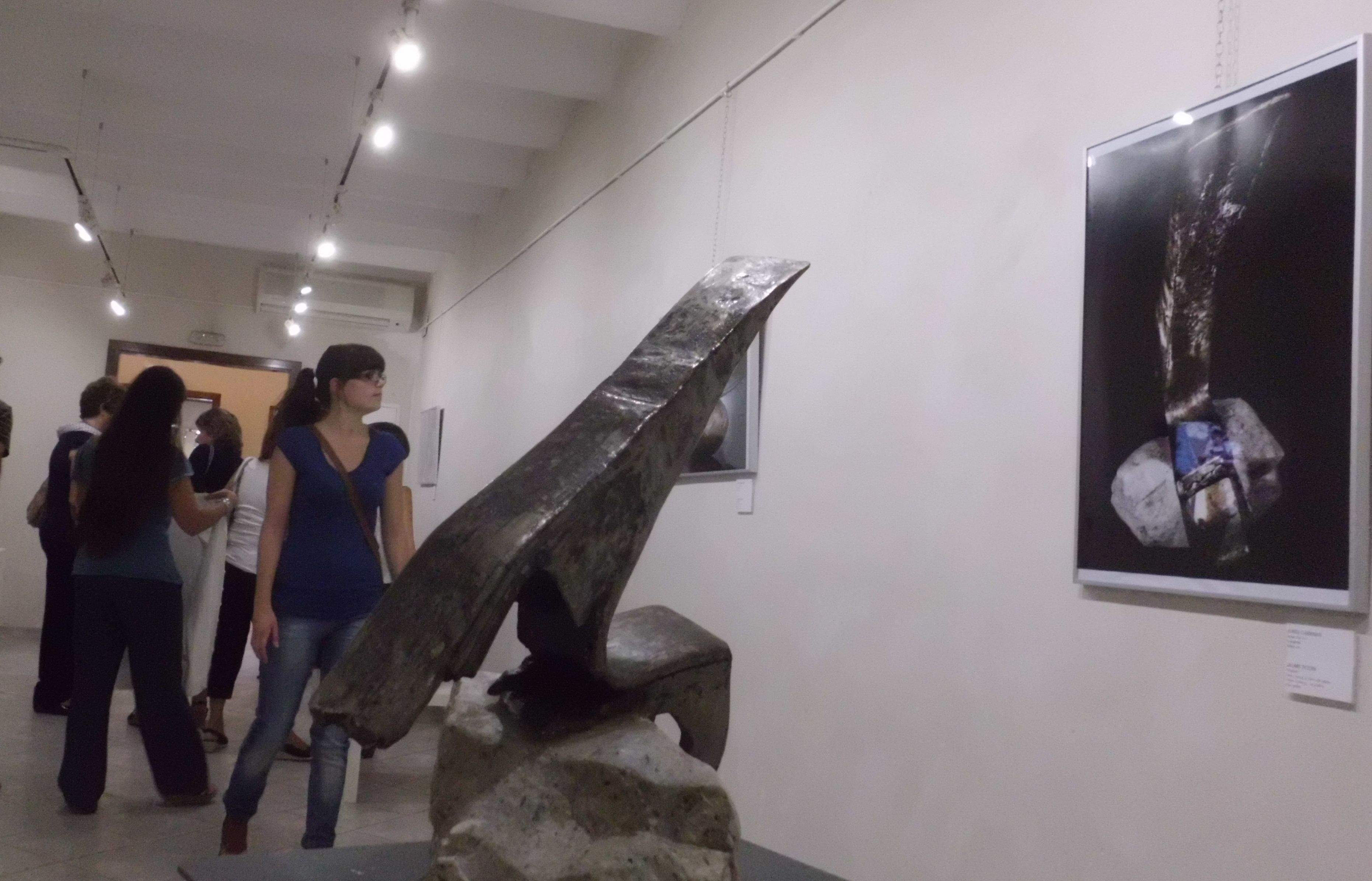 L'exposició mostra les escultures i fotografies de la mateixa escultura FOTO: JR Armadàs