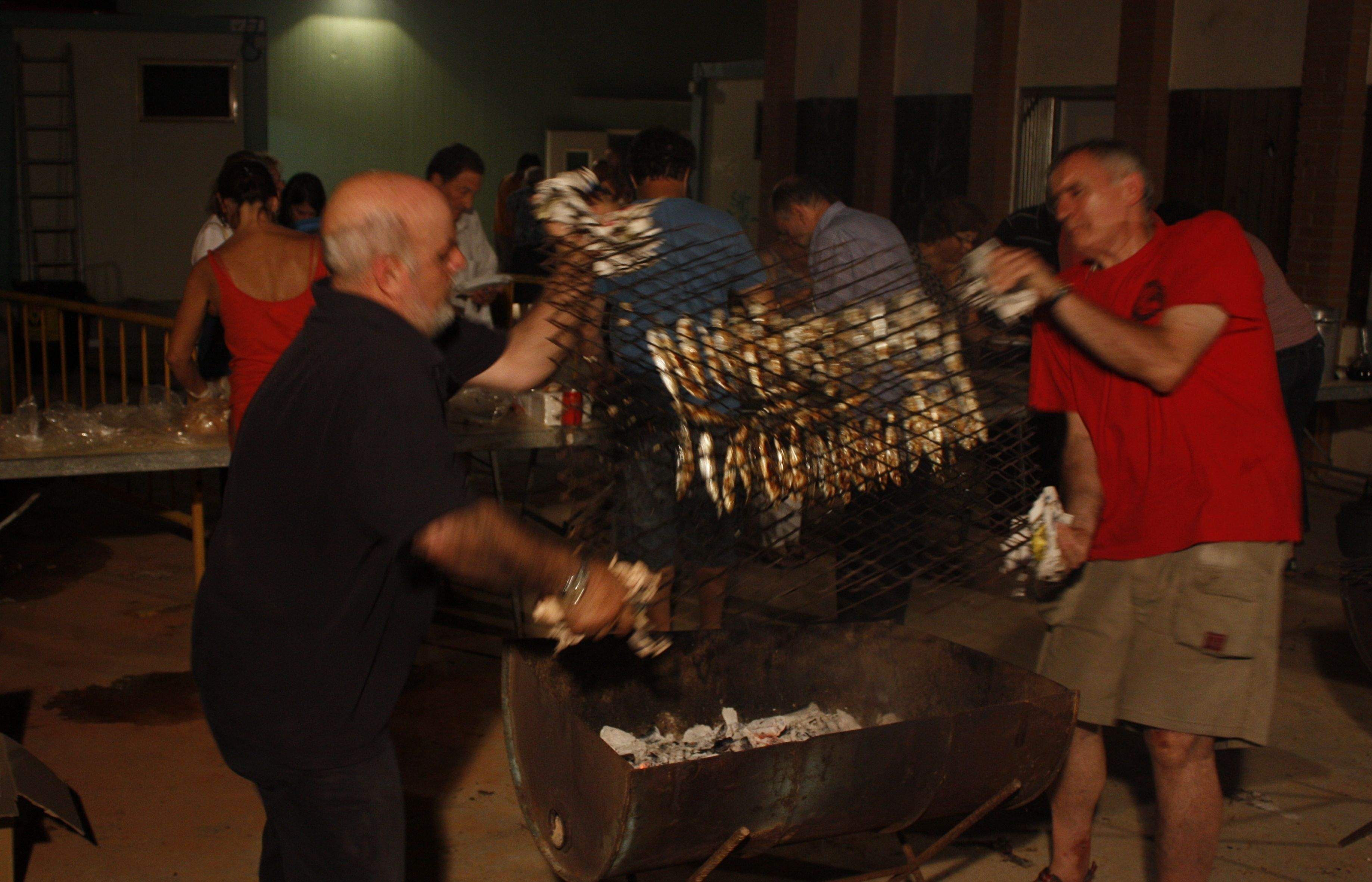 Els valldoreixencs van menjar-se 72 quilos de sardines FOTO: JR Armadàs