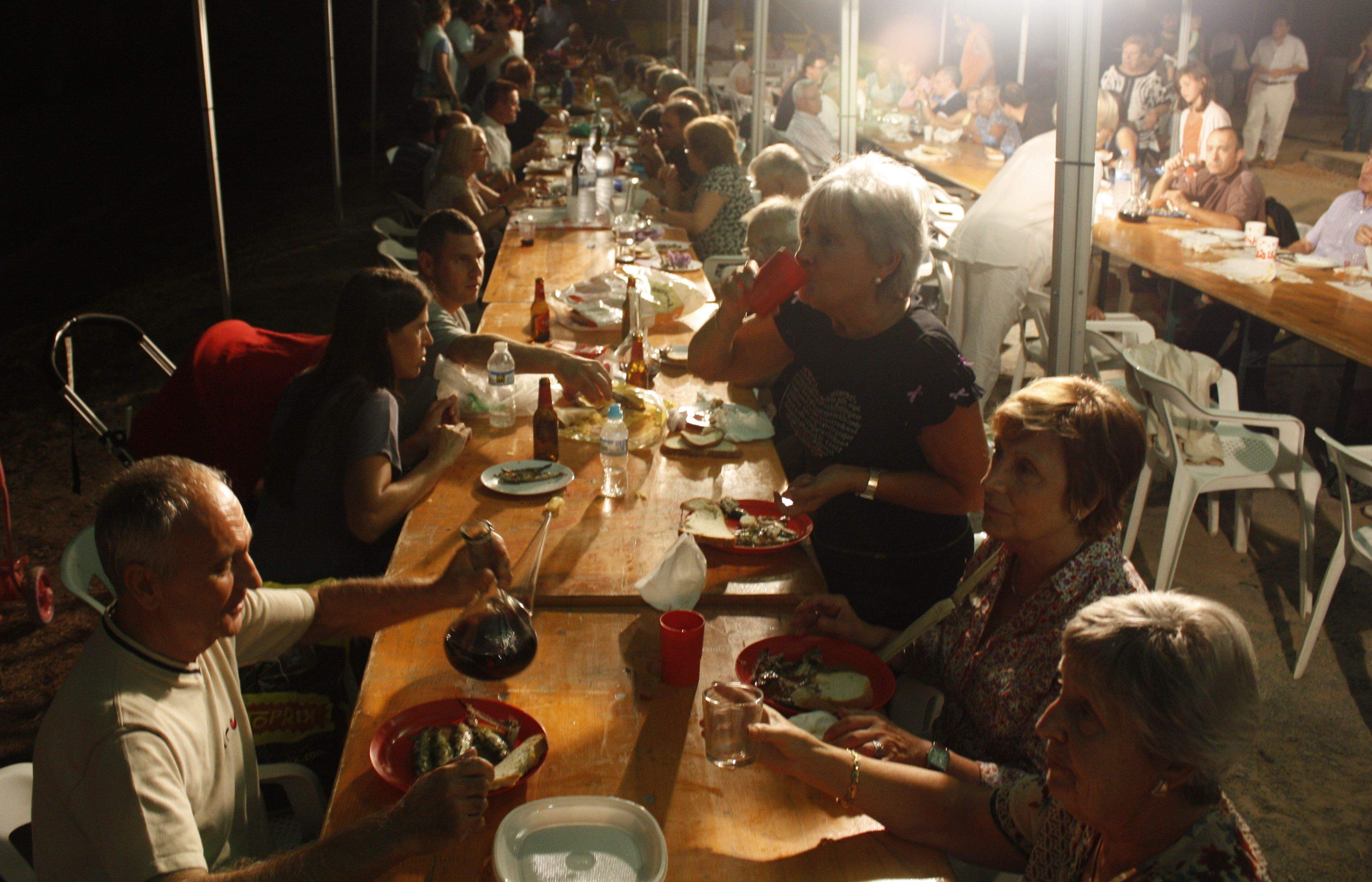 El govern de Valldoreix va habilitar 125 cadires per degustar les sardines FOTO: JR Armadàs